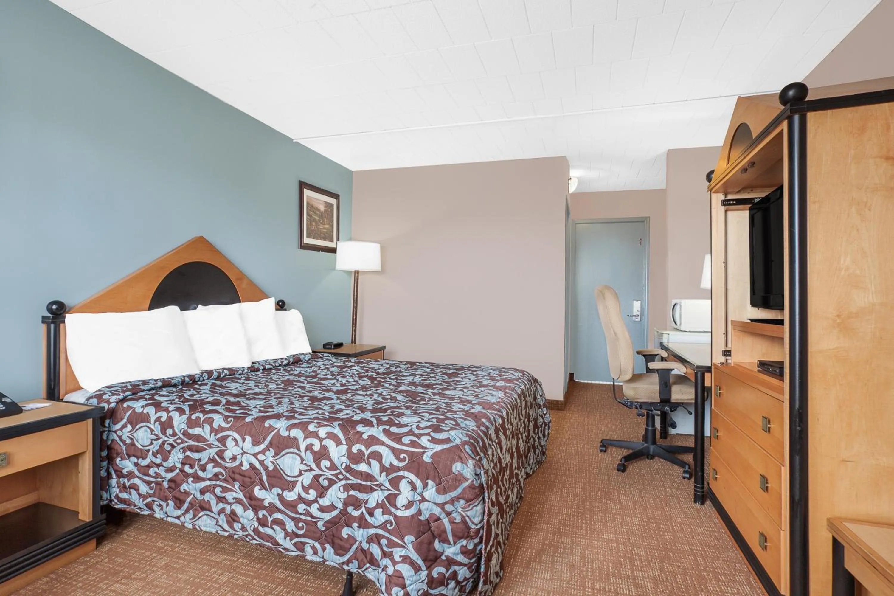 Photo of the whole room, Bed in Belmont Inn