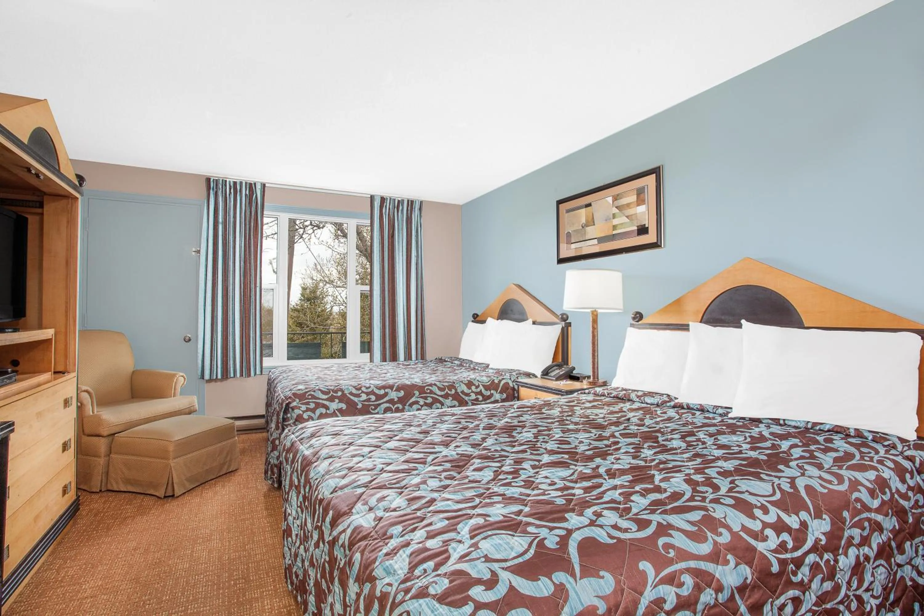 Photo of the whole room, Bed in Belmont Inn