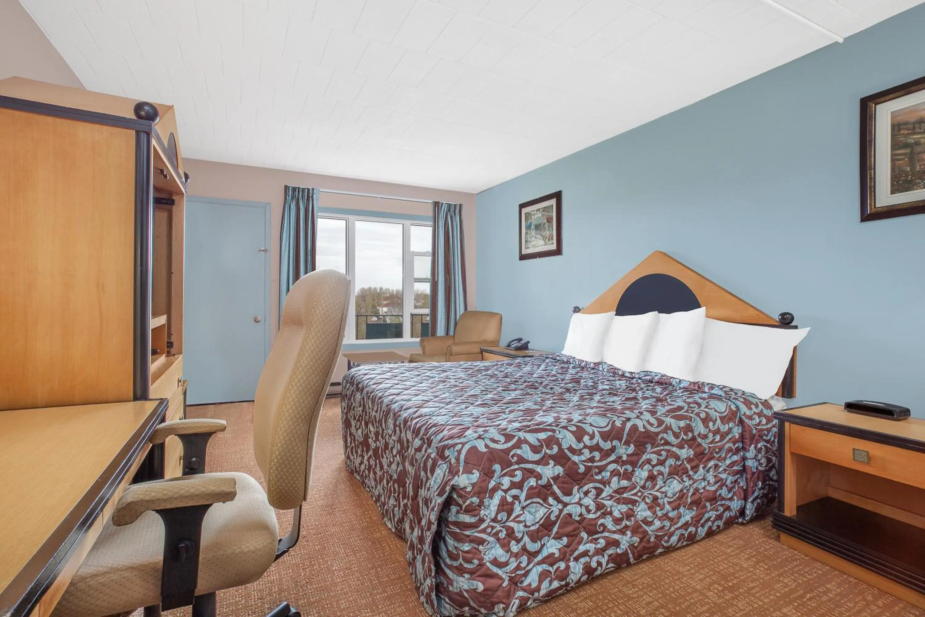 Photo of the whole room, Bed in Belmont Inn