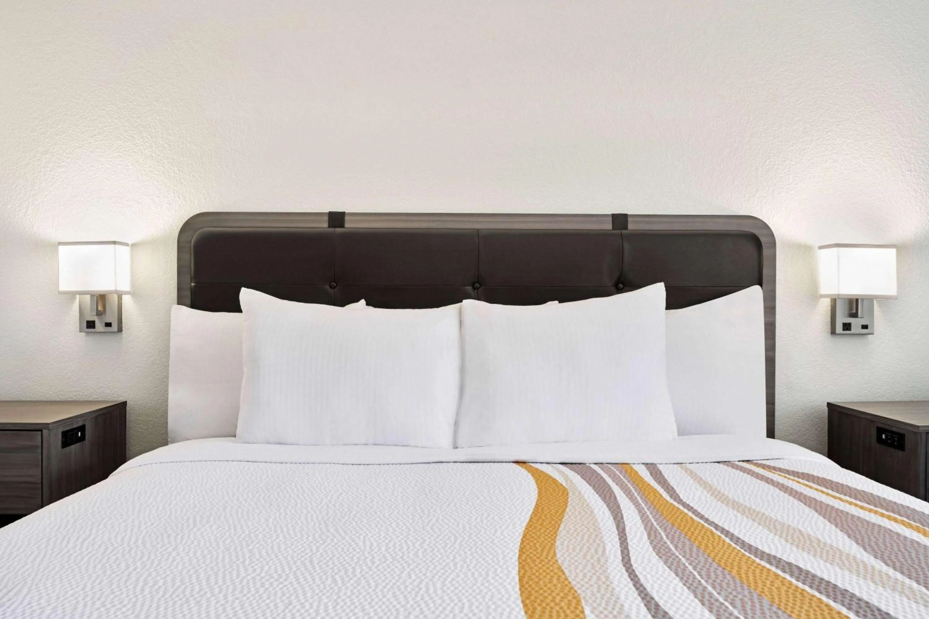 Photo of the whole room, Bed in La Quinta by Wyndham Hesperia Victorville