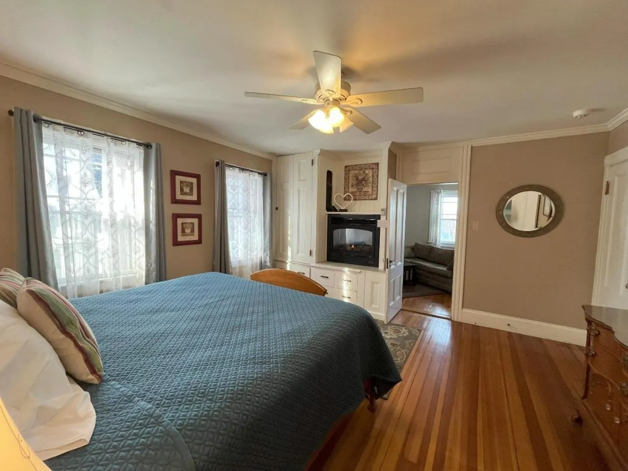 flat iron, Bed in Saltair Inn Waterfront B&B