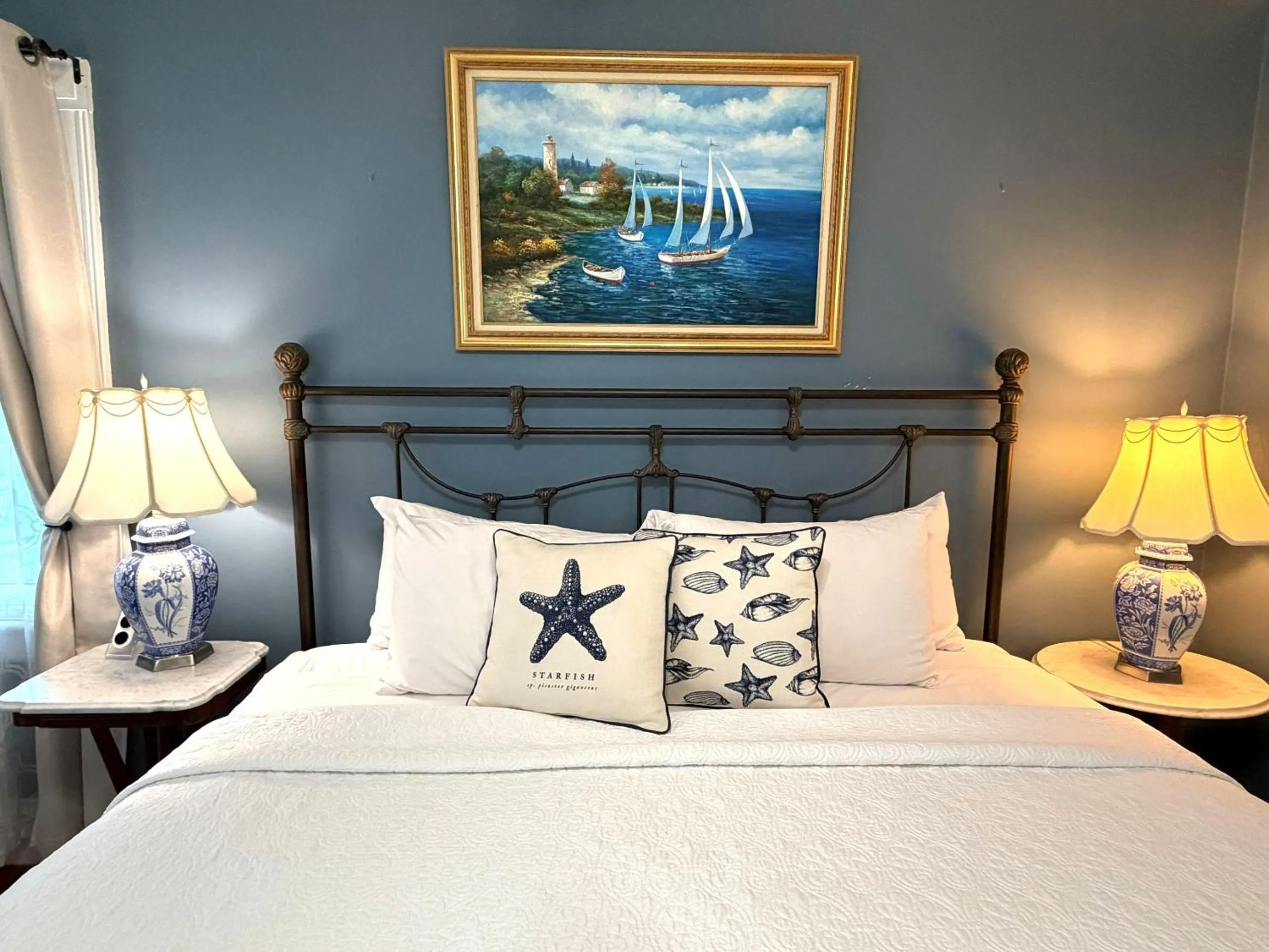 Bed in Saltair Inn Waterfront B&B