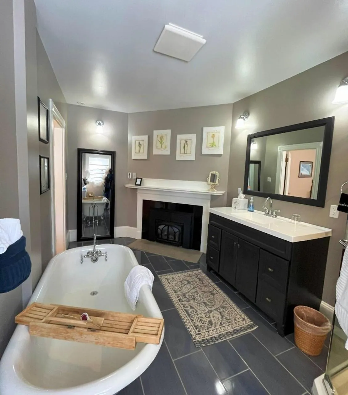 Bathroom in Saltair Inn Waterfront B&B