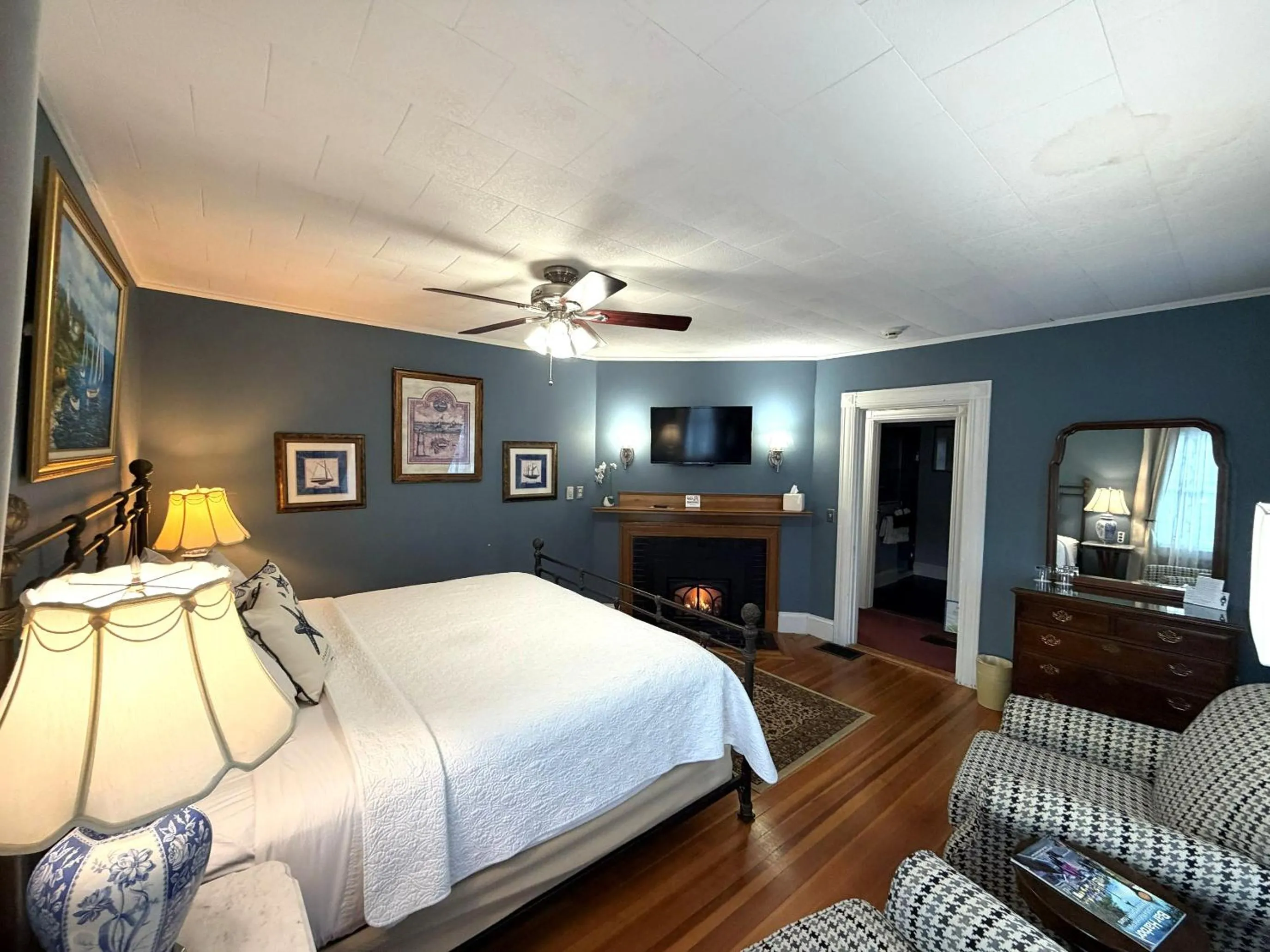 Bed in Saltair Inn Waterfront B&B