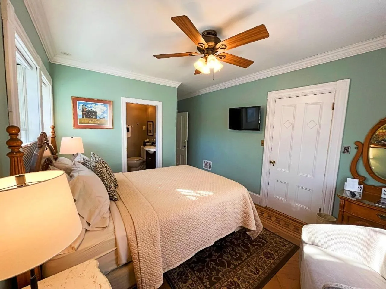 TV and multimedia, Bed in Saltair Inn Waterfront B&B