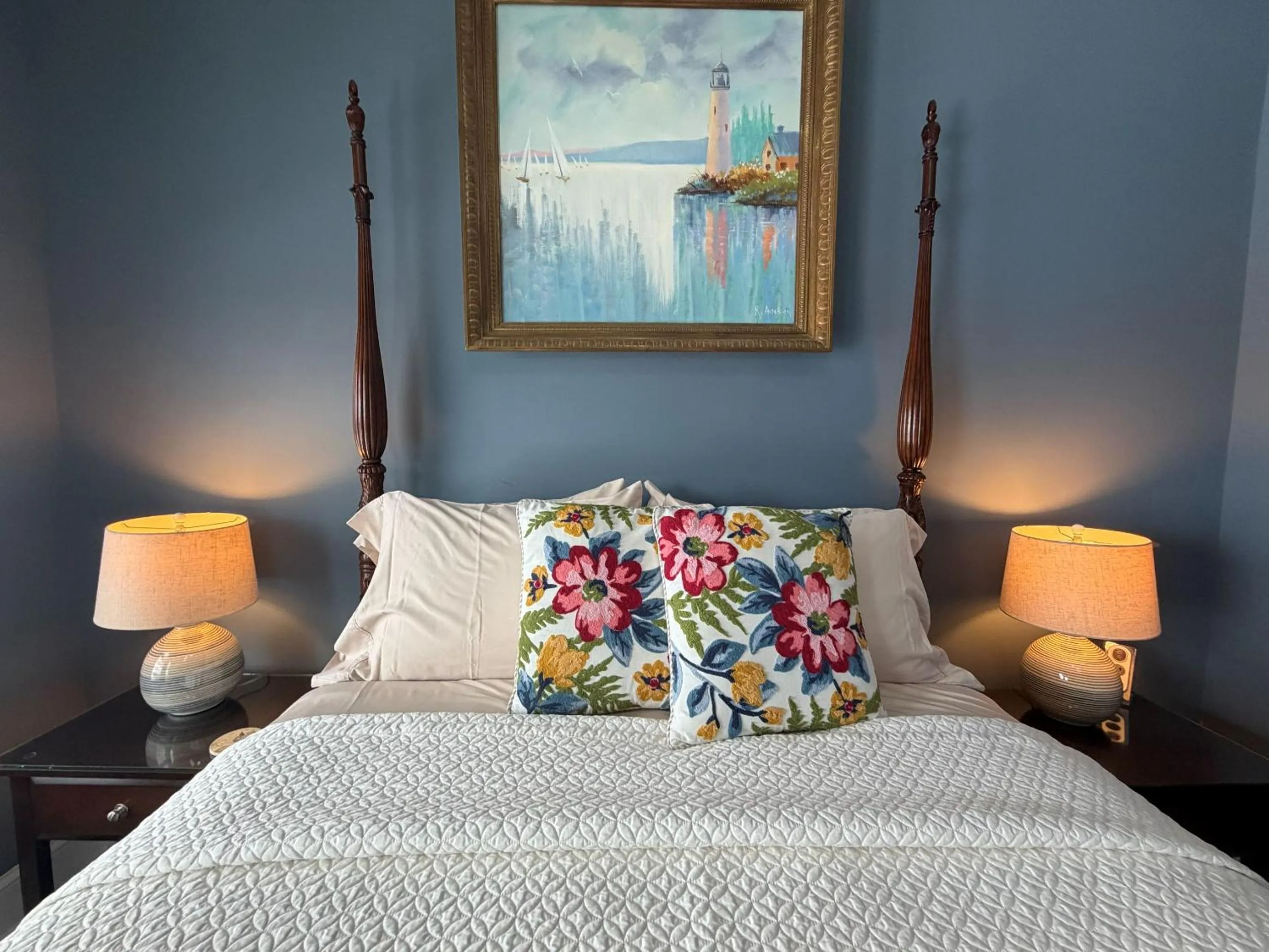 Bedroom, Bed in Saltair Inn Waterfront B&B