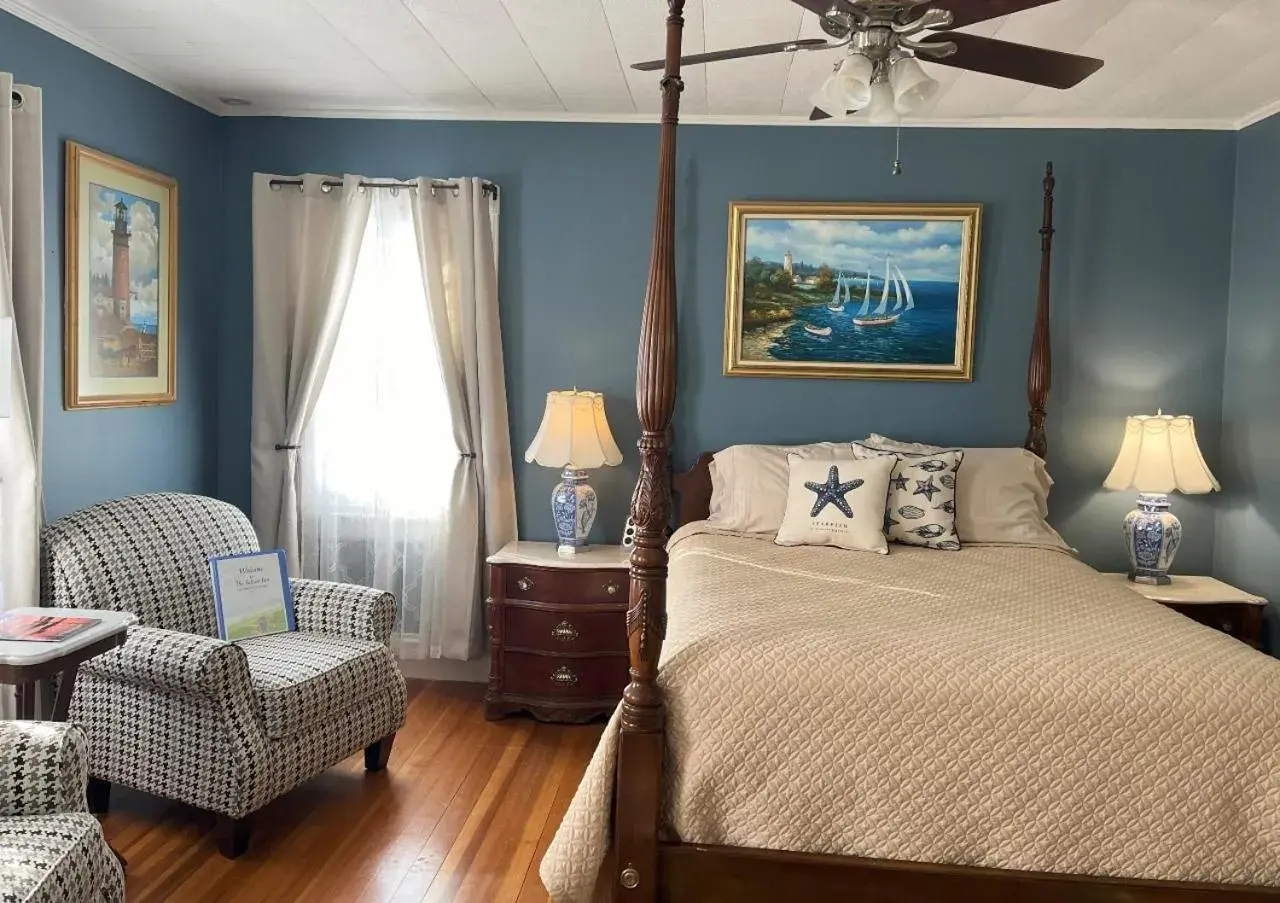 Deluxe Queen Room in Saltair Inn Waterfront B&B Deluxe Queen Room in Saltair Inn Waterfront B&B