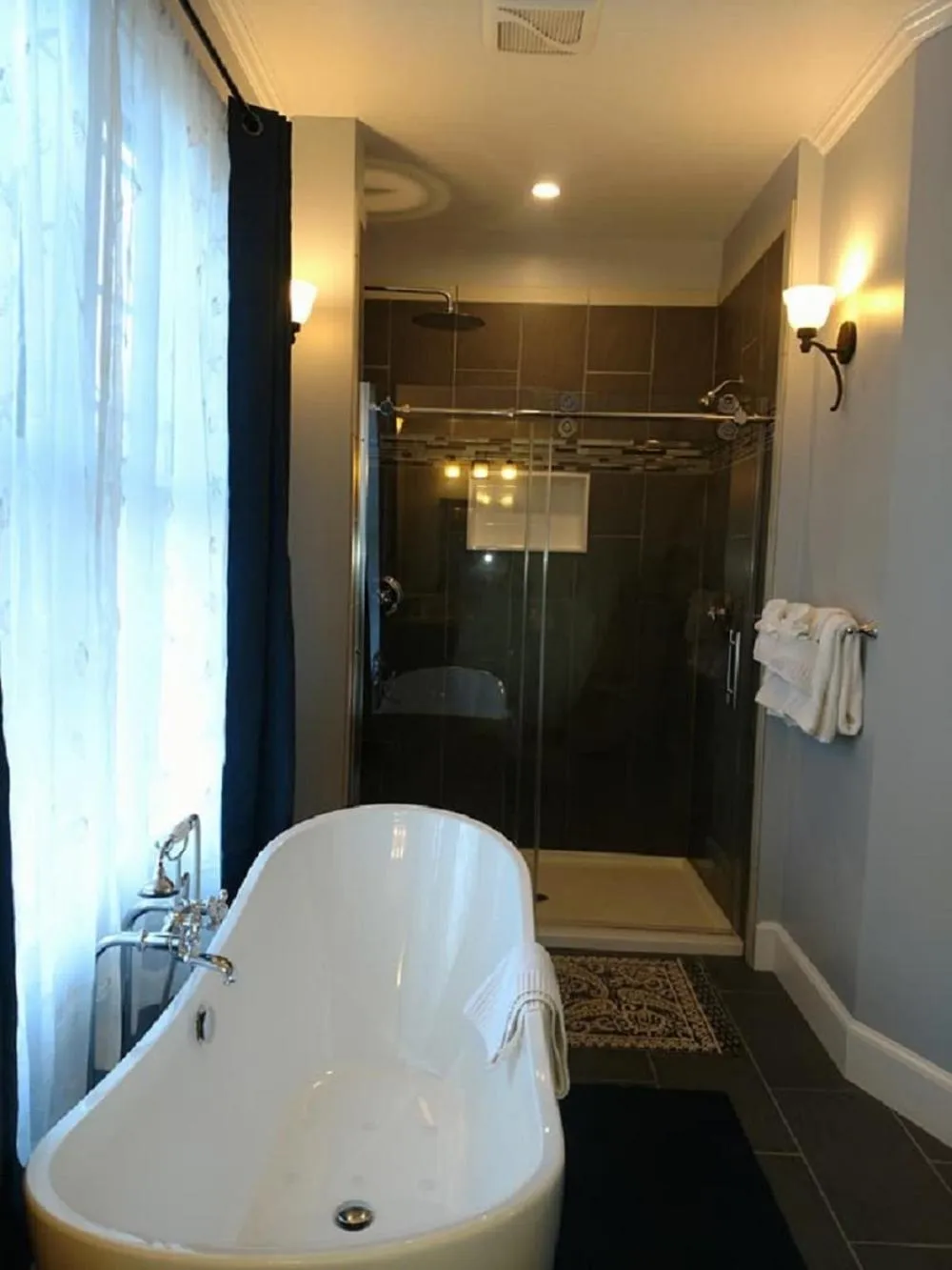 Bathroom in Saltair Inn Waterfront B&B