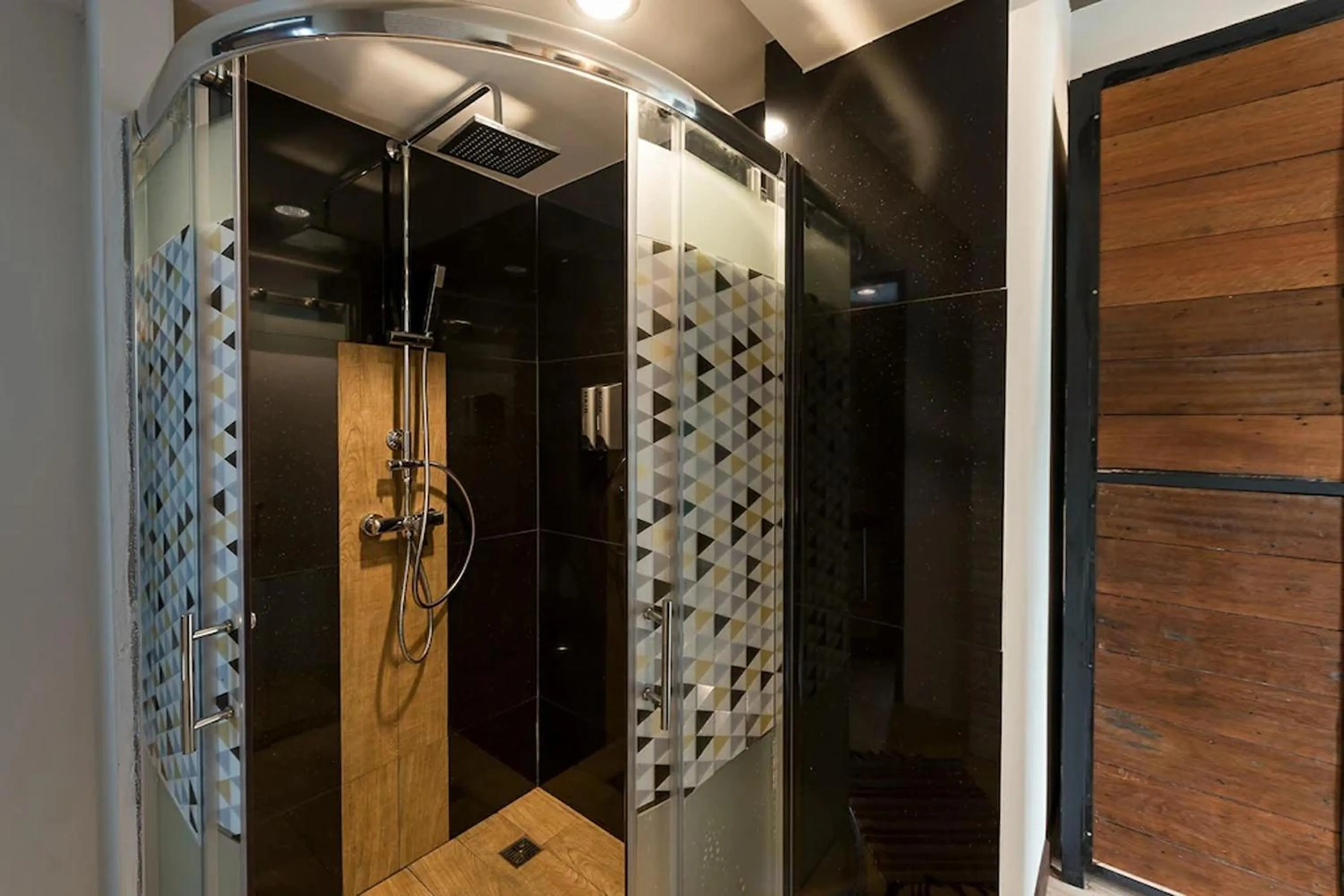 Bathroom in 33 Poshtel