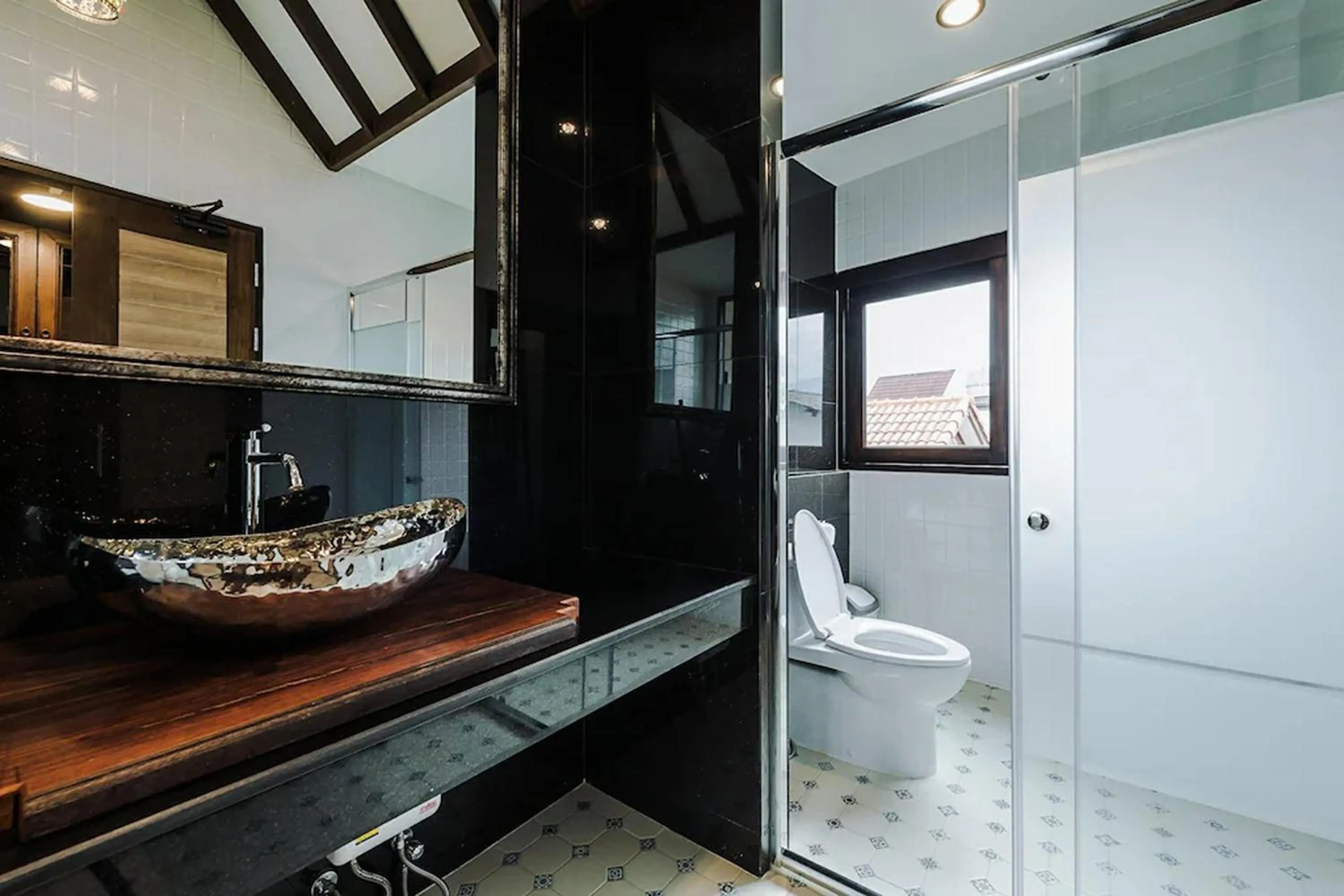 Bathroom in 33 Poshtel