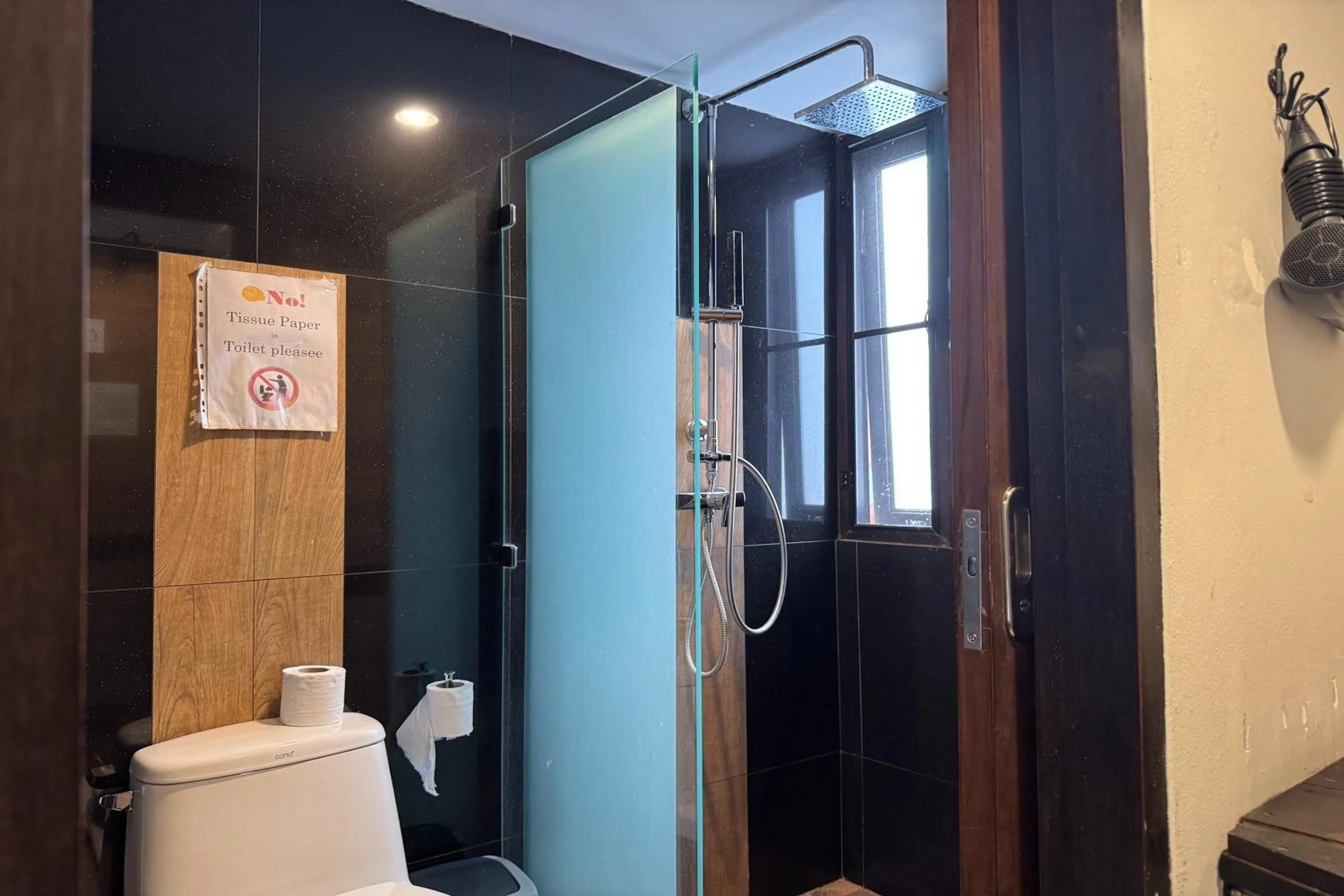 Bathroom in 33 Poshtel