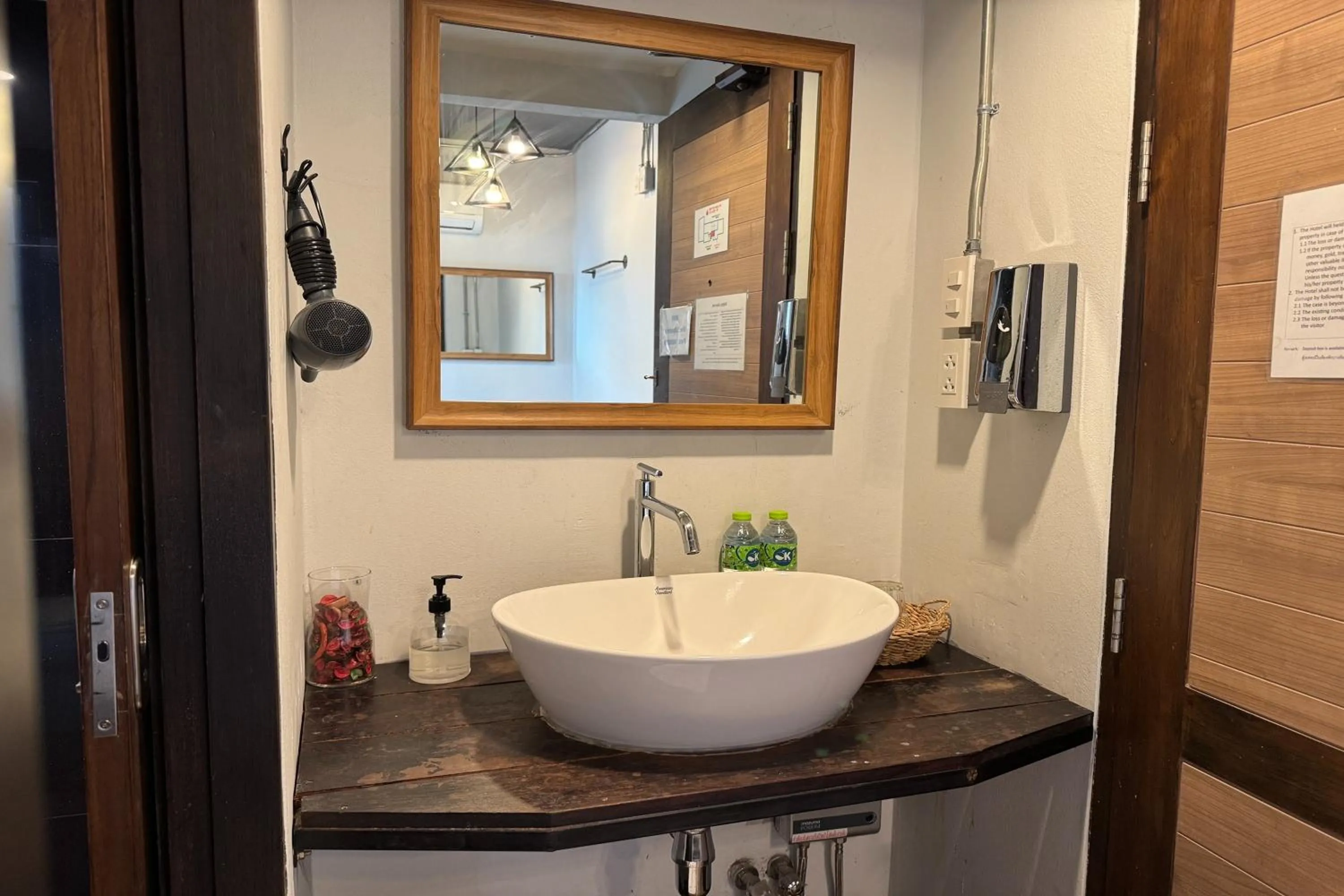 Bathroom in 33 Poshtel