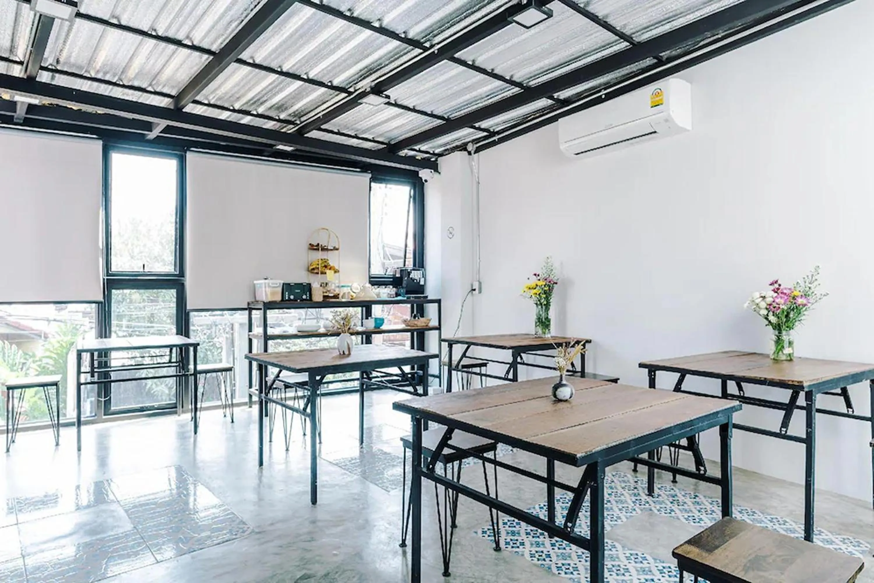 Seating area in 33 Poshtel