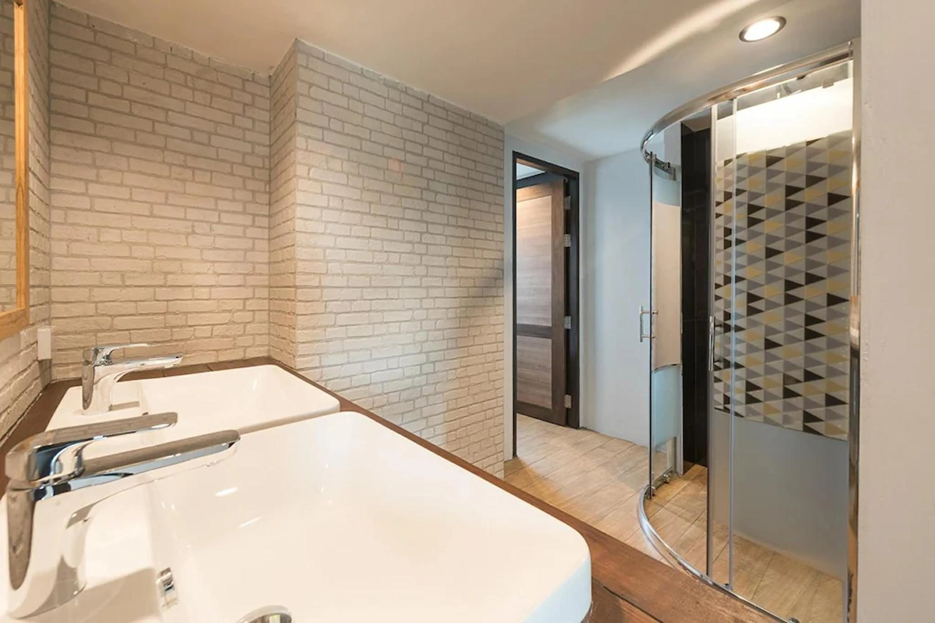 Bathroom in 33 Poshtel