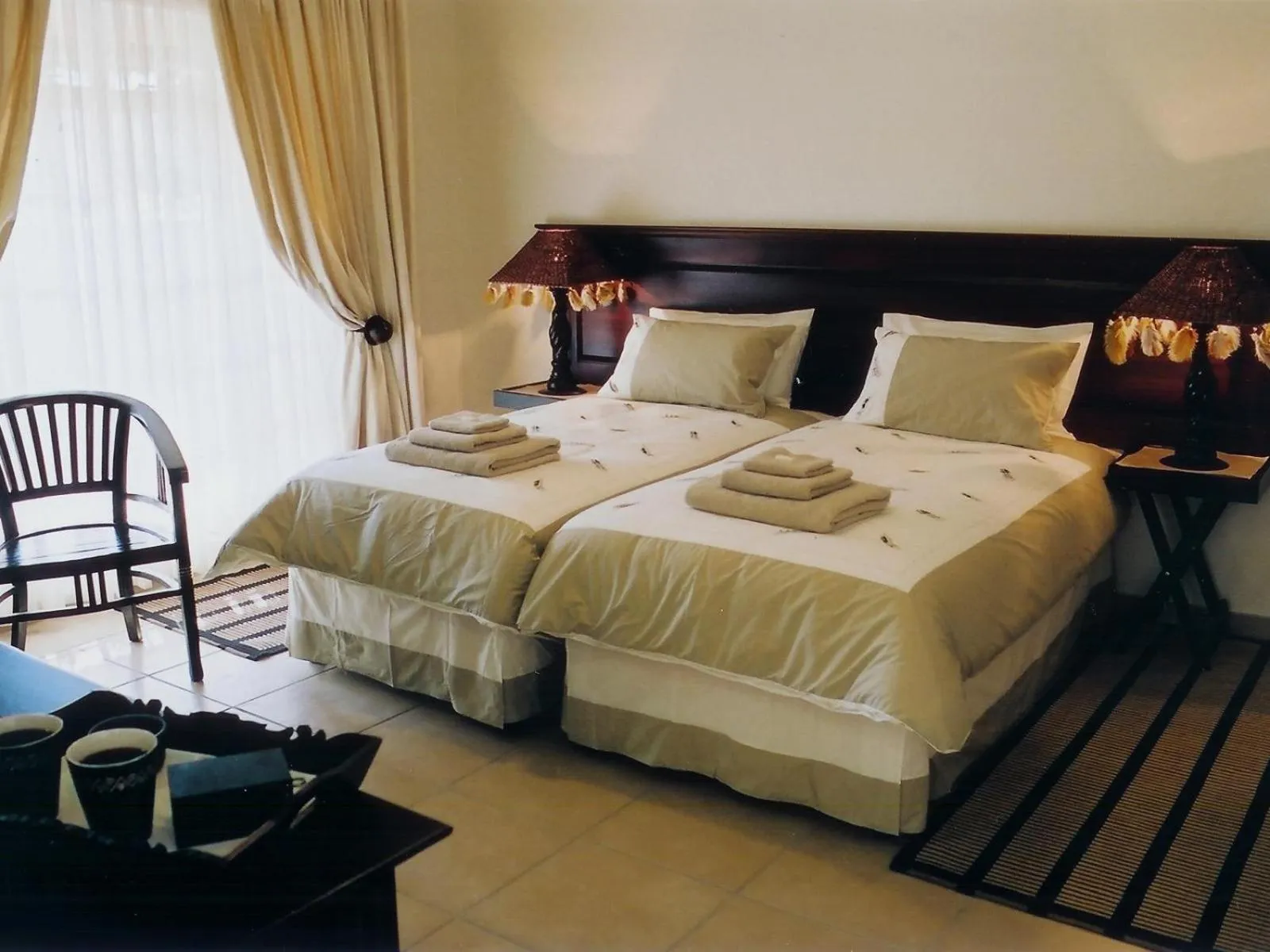 Bedroom, Bed in Falling Feather Inn