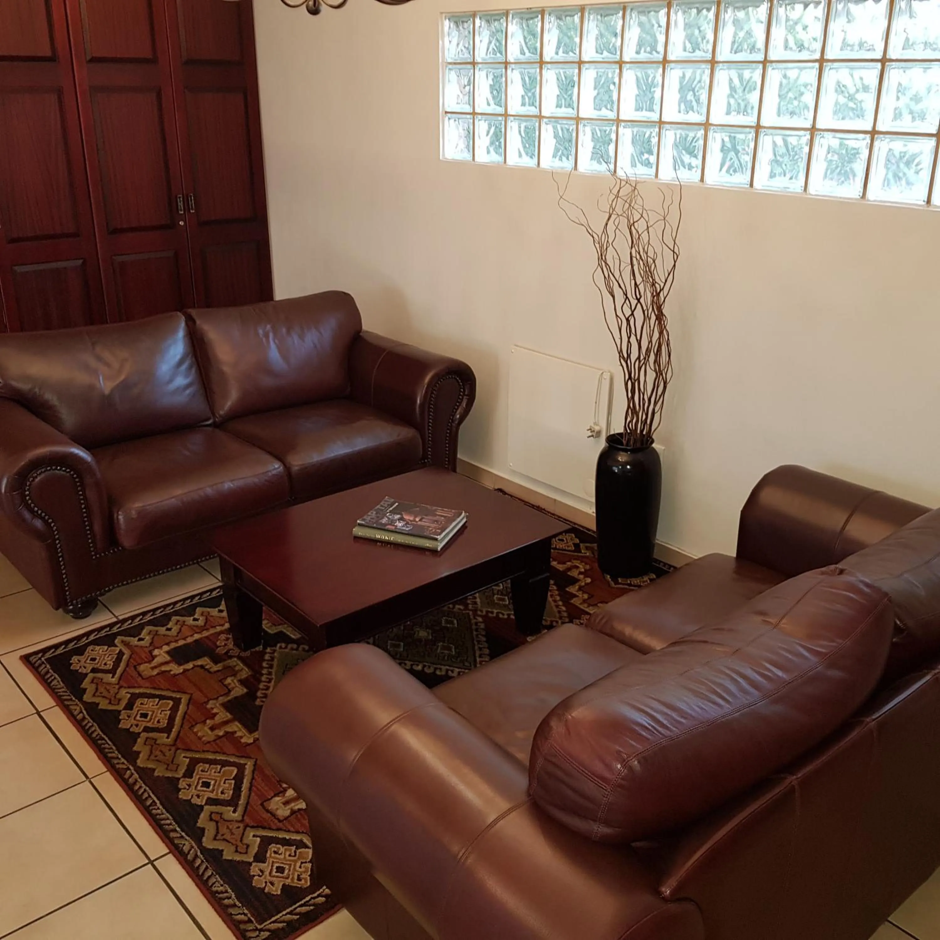 Communal lounge/ TV room in Falling Feather Inn