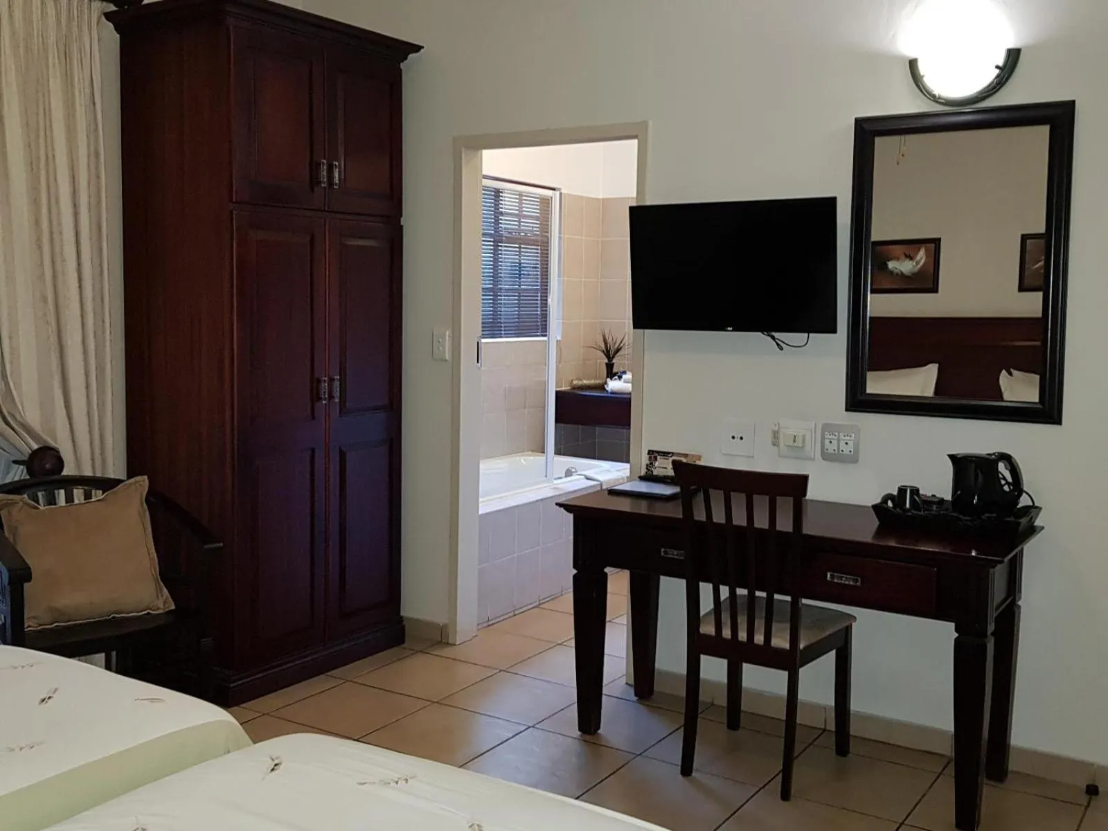 Bedroom, Bed in Falling Feather Inn