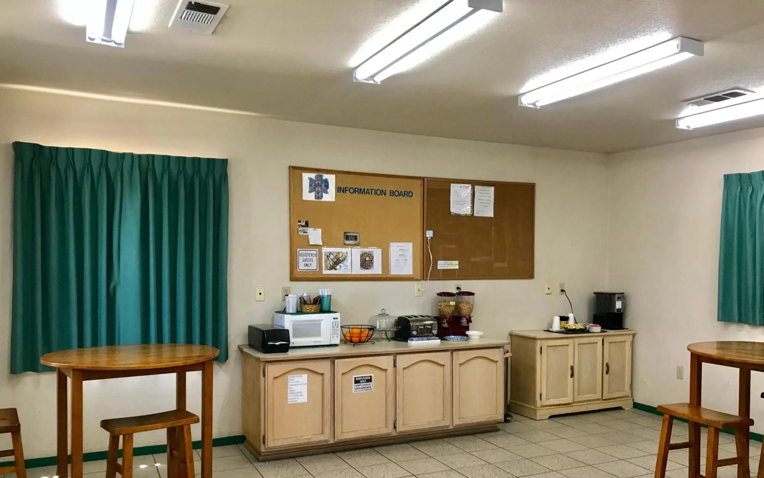 Coffee/tea facilities in Sunrise Inn