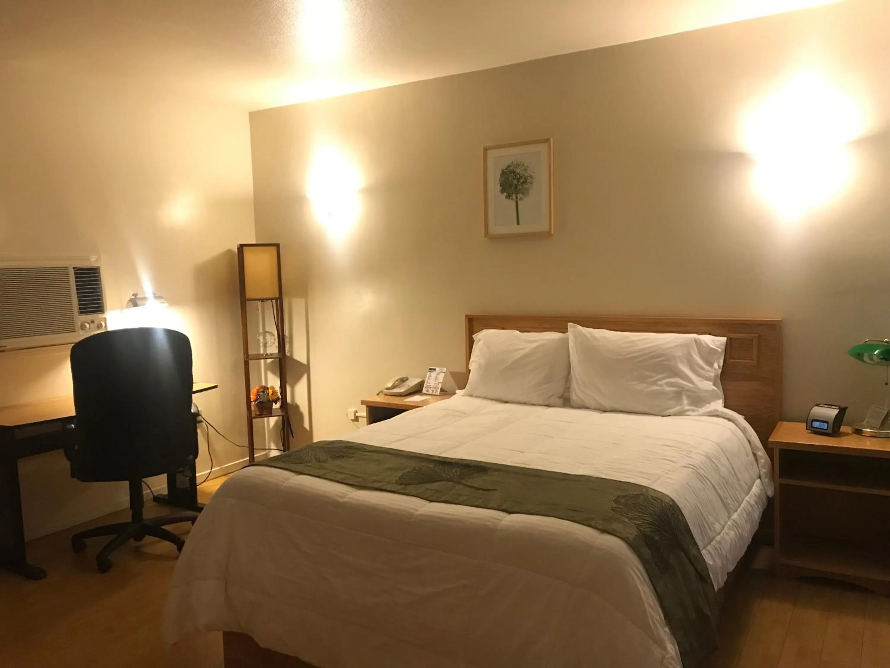 Bed in Sunrise Inn