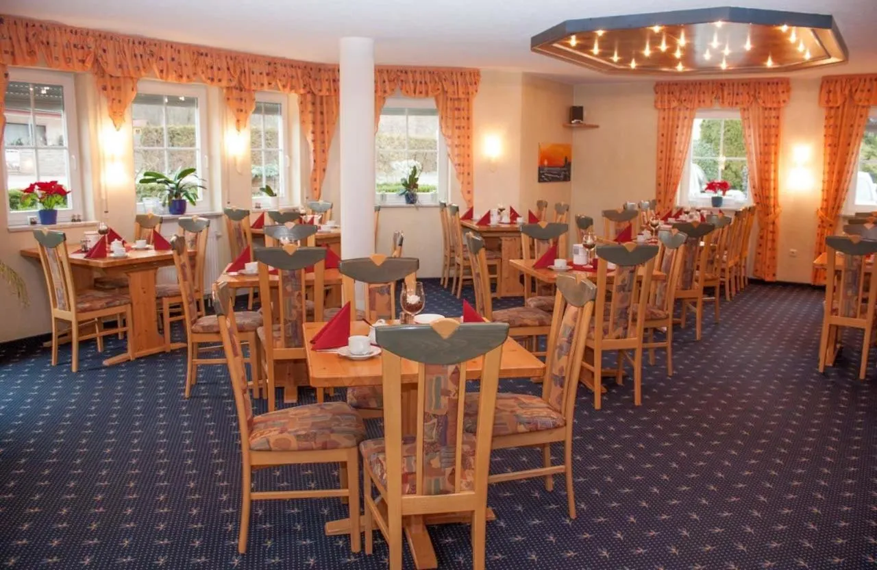 Restaurant/places to eat in Hotel Waldeck Garni