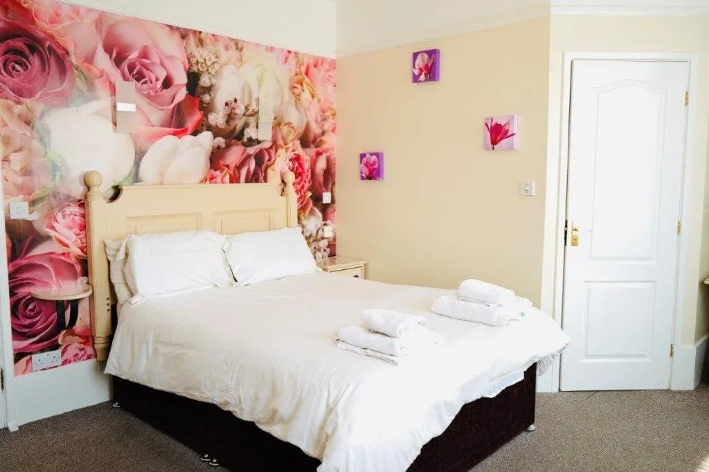 Bed in Deincourt Hotel