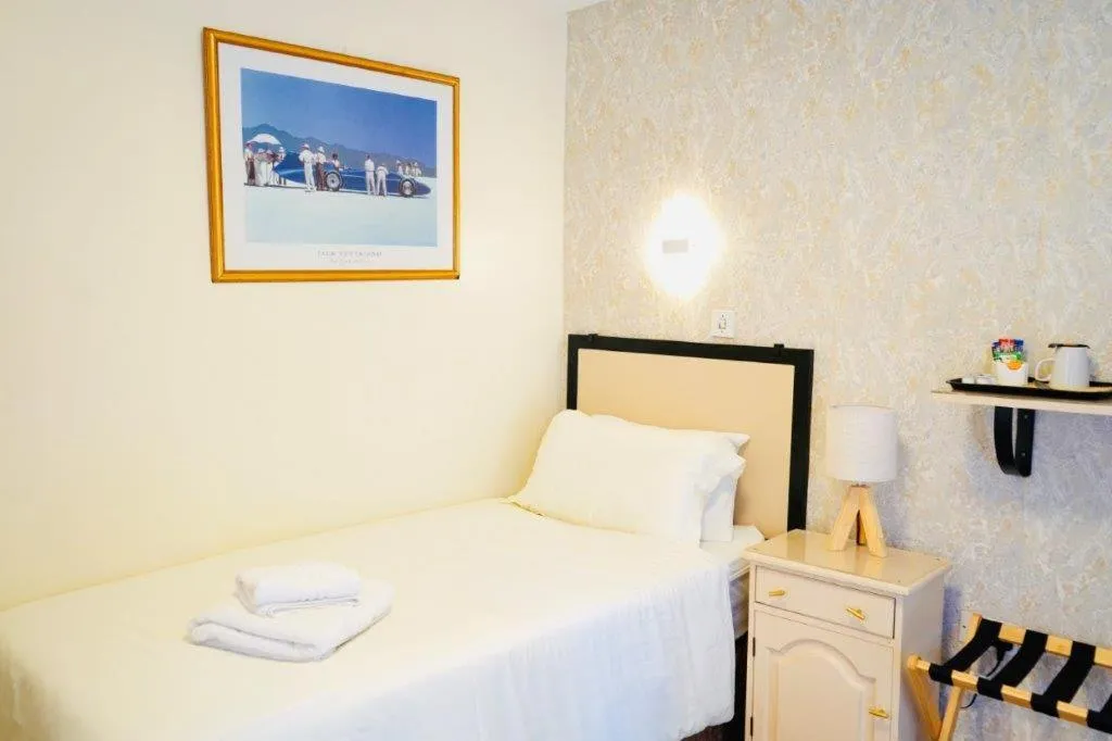 Bed in Deincourt Hotel