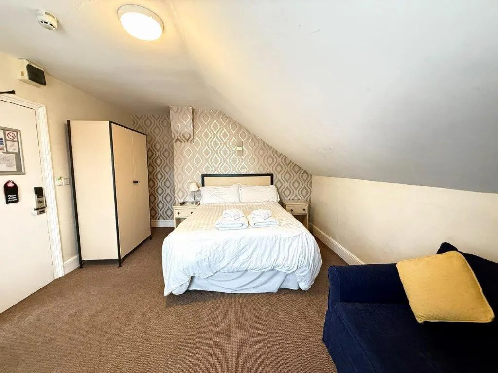 Bed in Deincourt Hotel