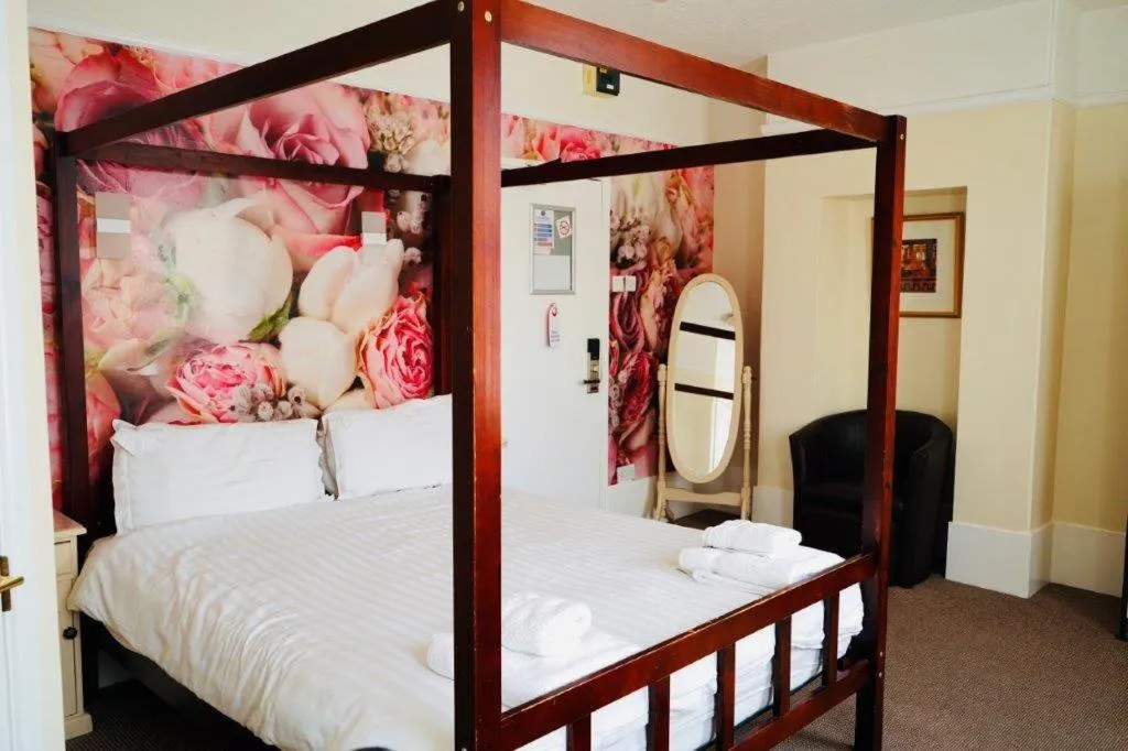 Bed in Deincourt Hotel