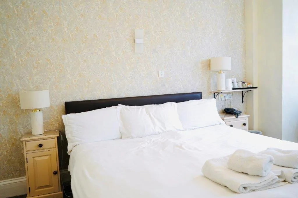 Bed in Deincourt Hotel