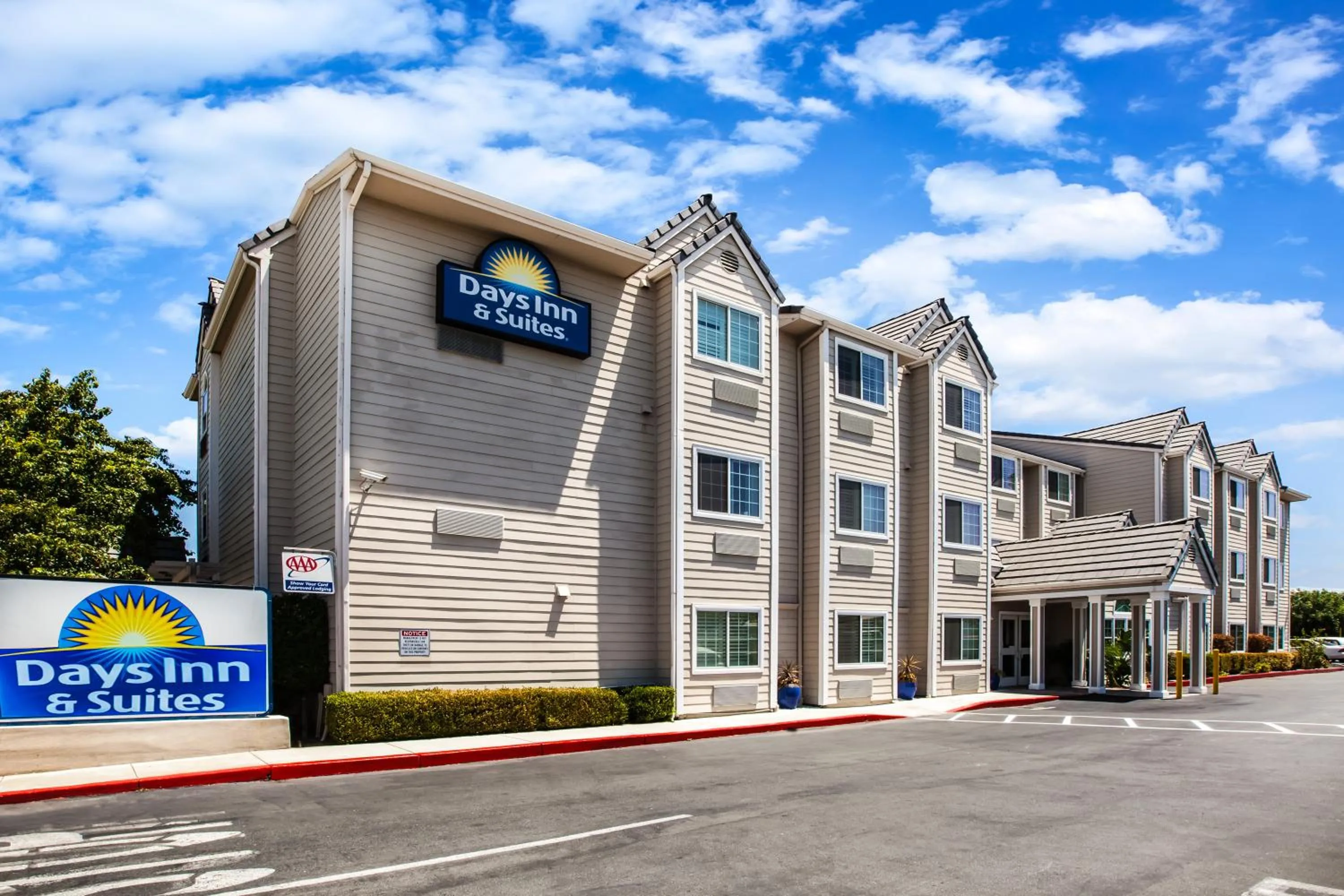 Facade/entrance in Days Inn & Suites by Wyndham Antioch