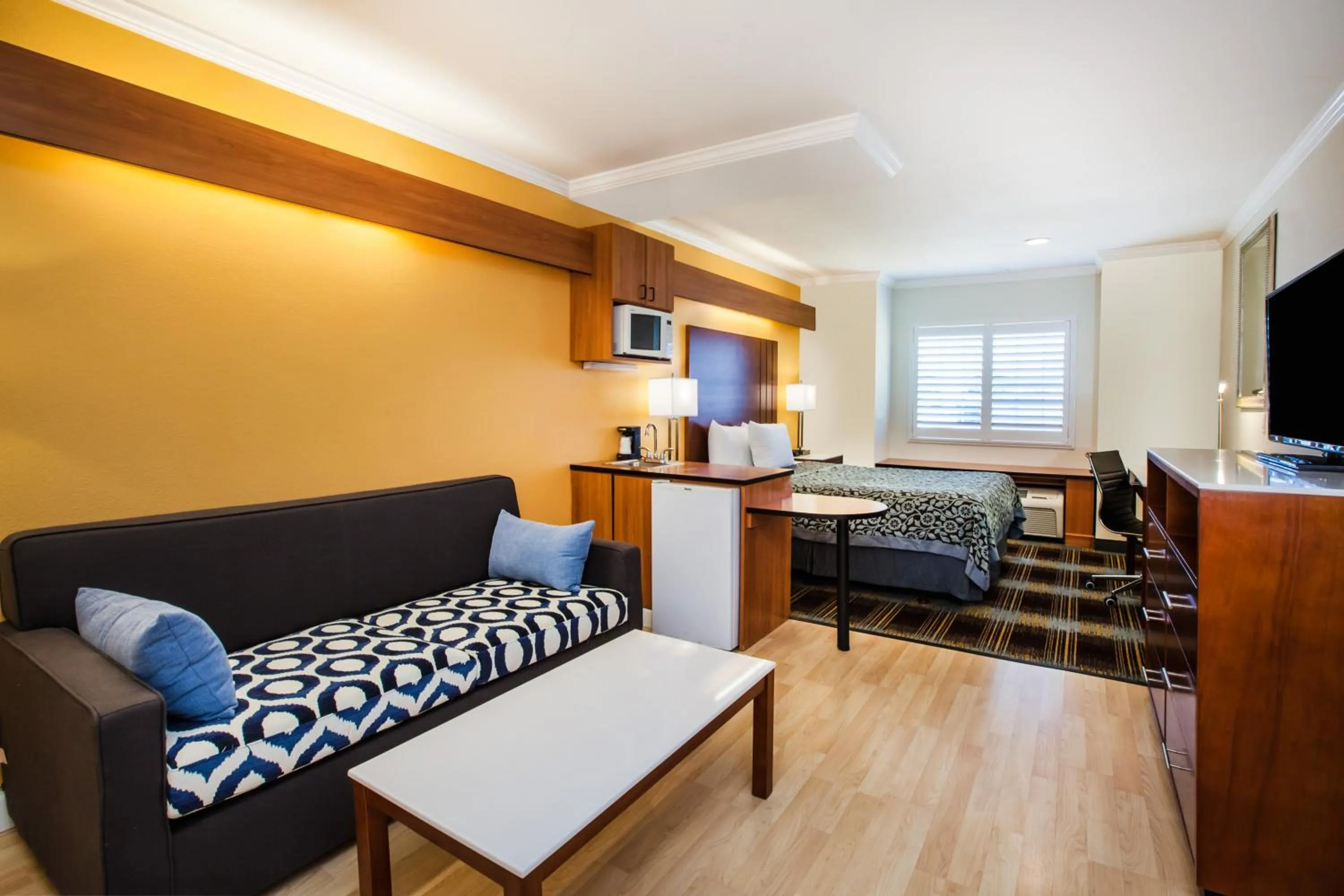 Days Inn & Suites by Wyndham Antioch