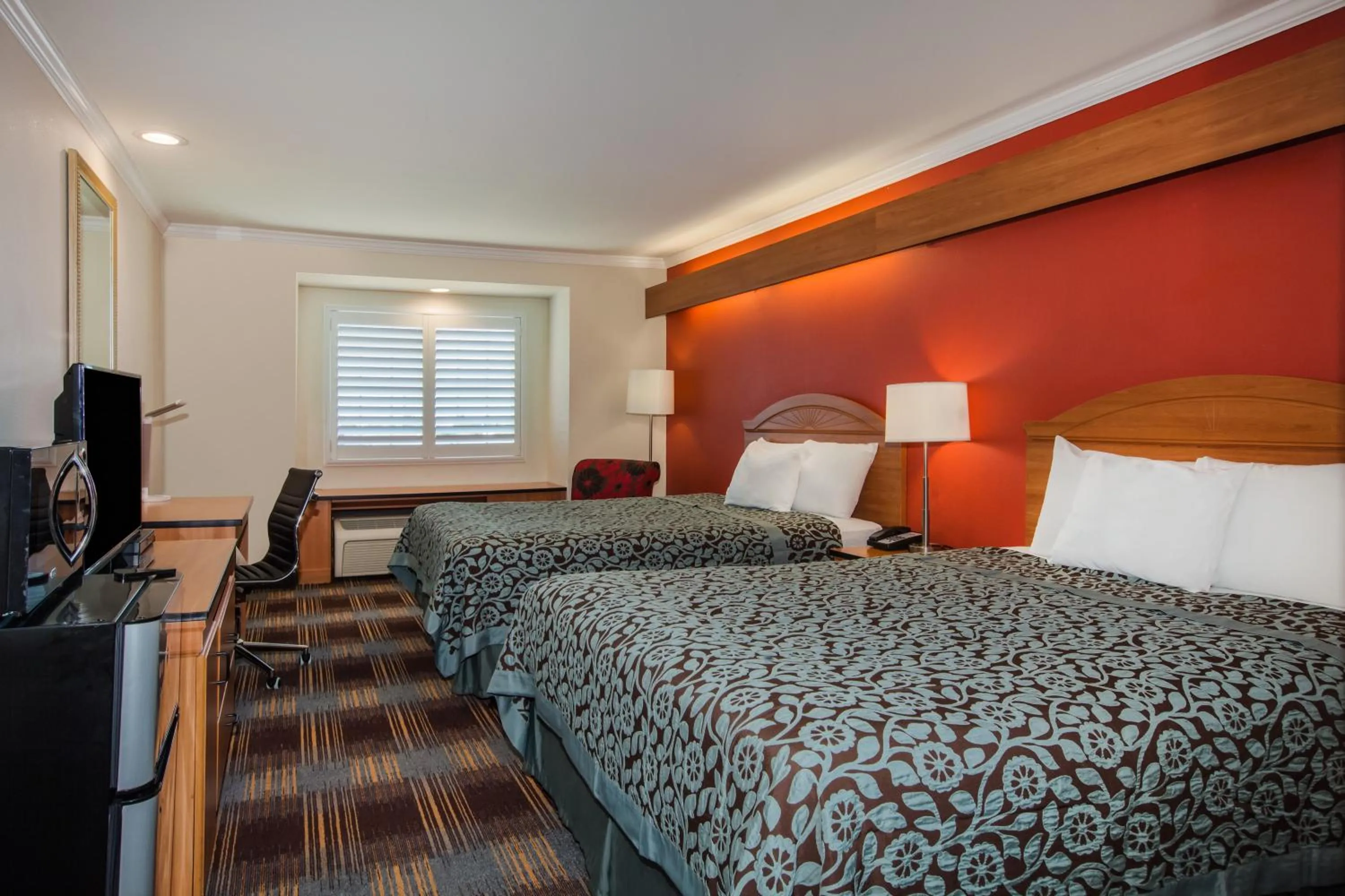 Bed in Days Inn & Suites by Wyndham Antioch