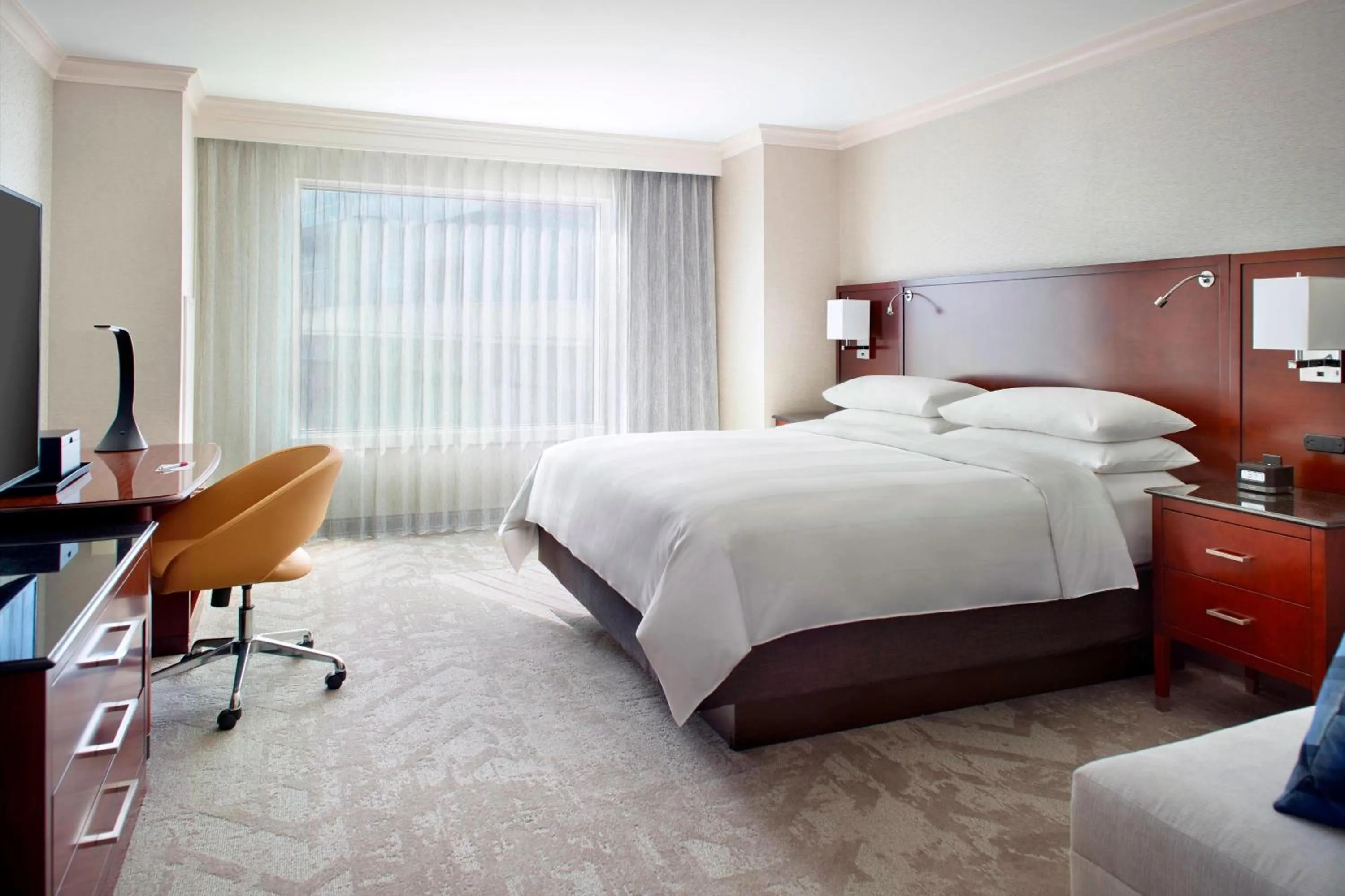Photo of the whole room, Bed in Atlanta Airport Marriott Gateway