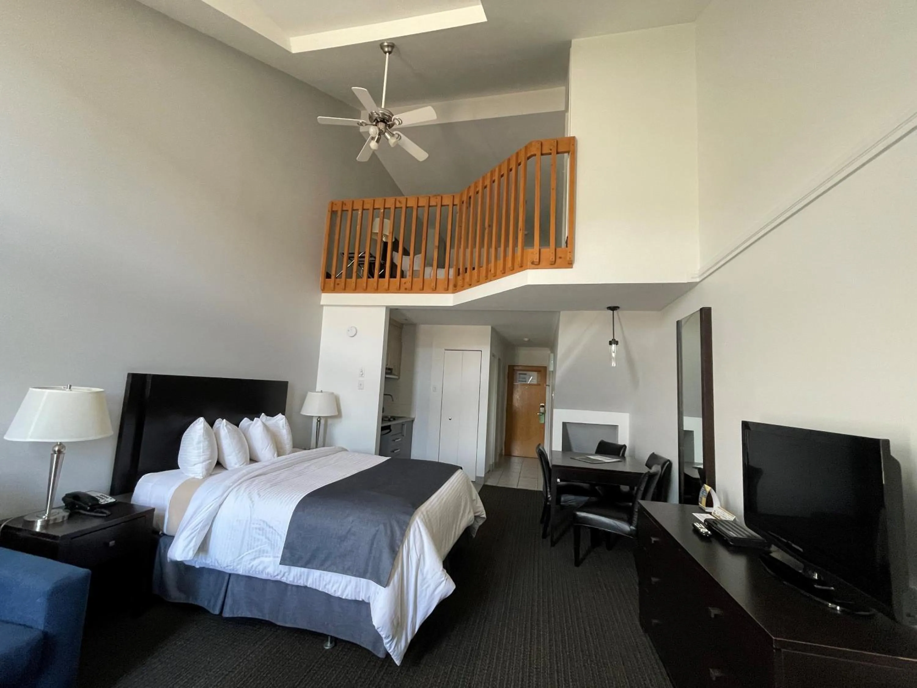 Swimming pool, Bed in Hotel Vacances Tremblant