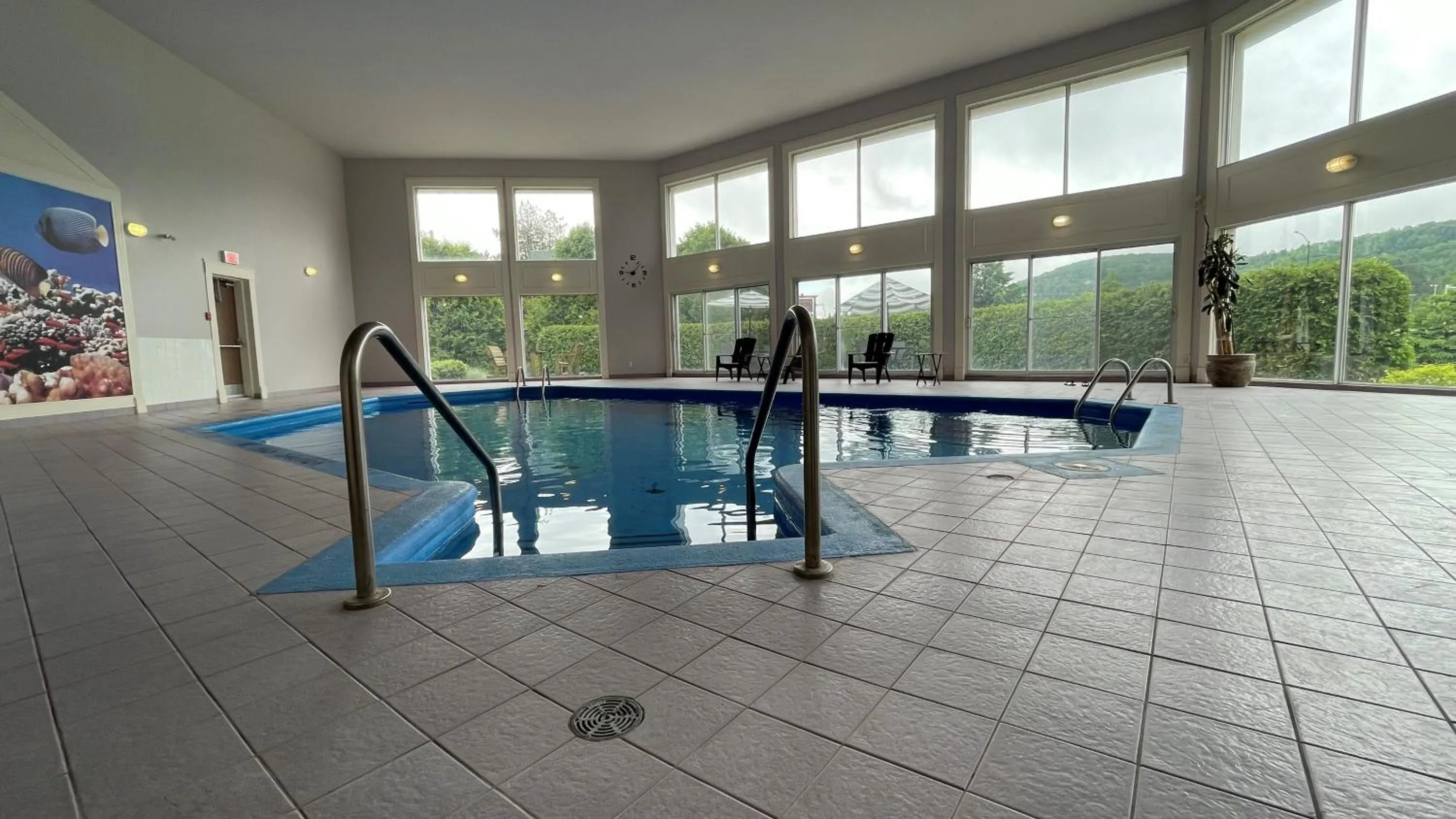 Swimming pool in Hotel Vacances Tremblant
