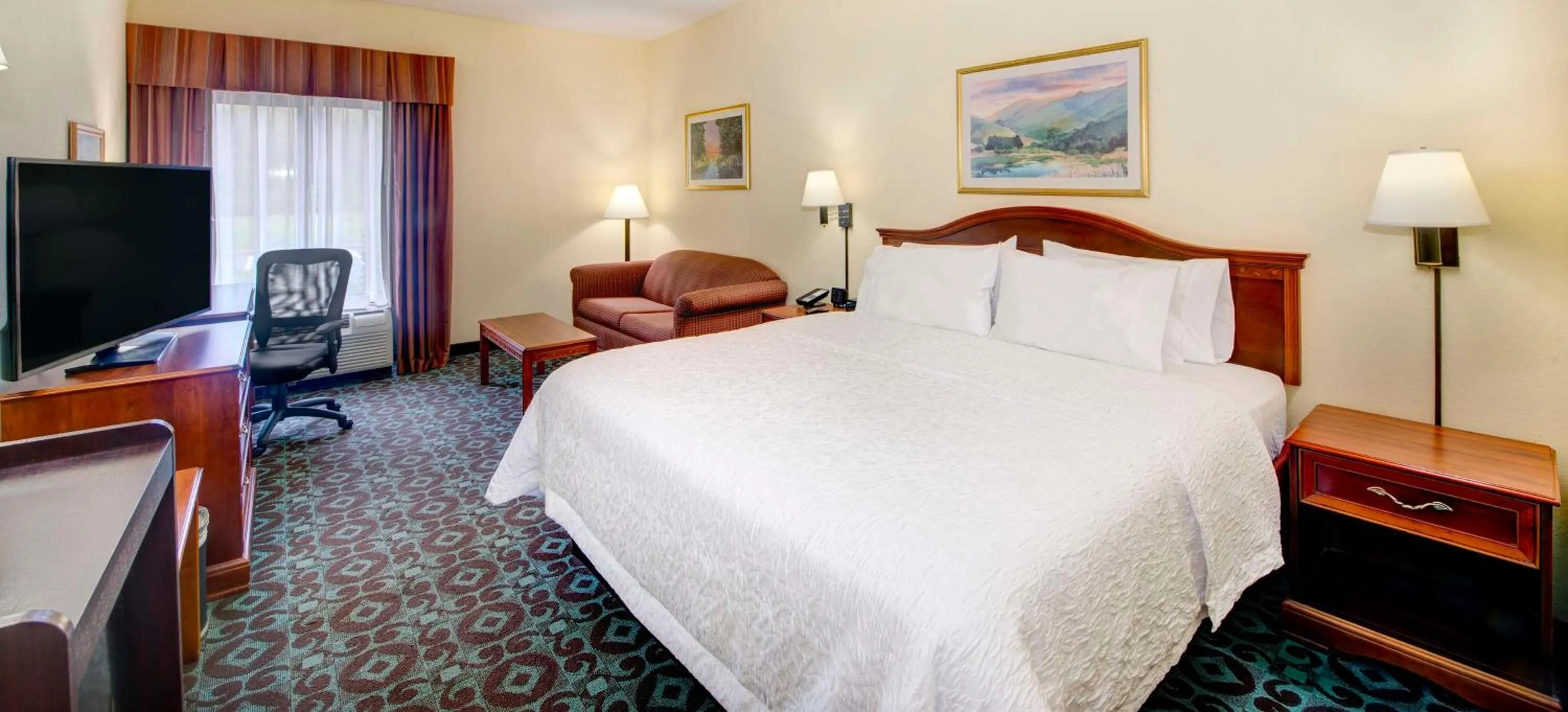 Bed in Hampton Inn Spartanburg Hotel