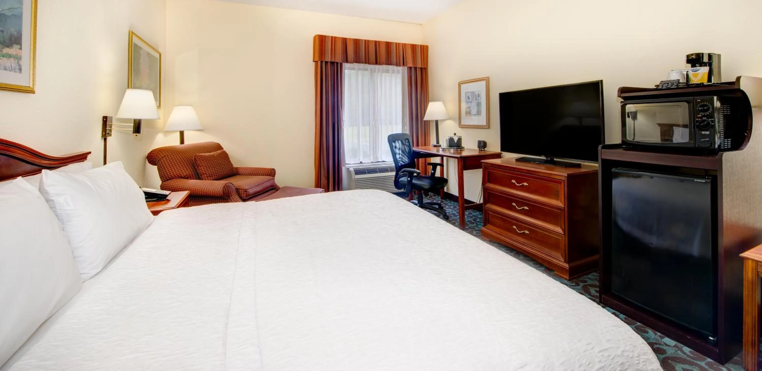 Photo of the whole room, Bed in Hampton Inn Spartanburg Hotel