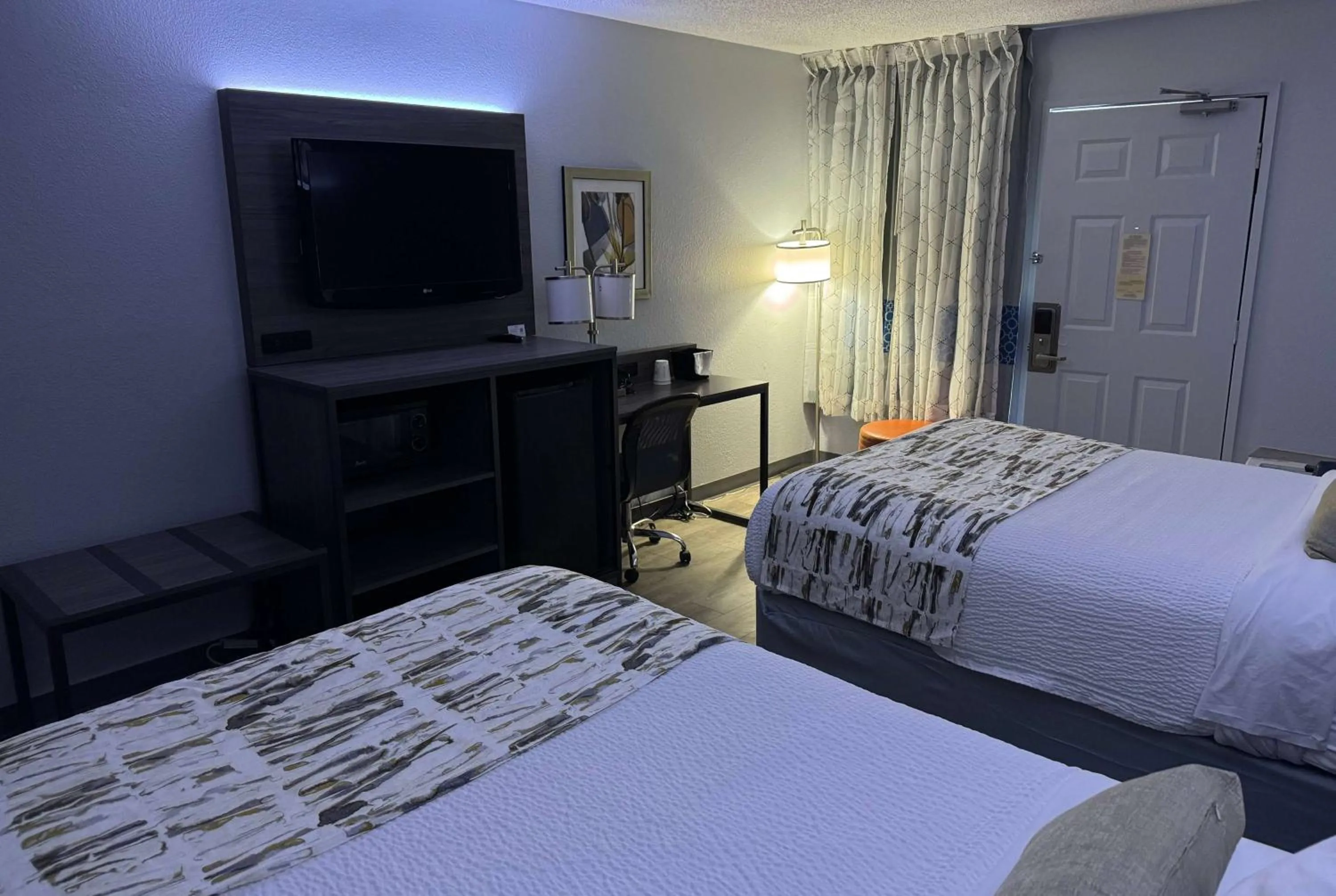 Photo of the whole room, Bed in Baymont by Wyndham Dayton North