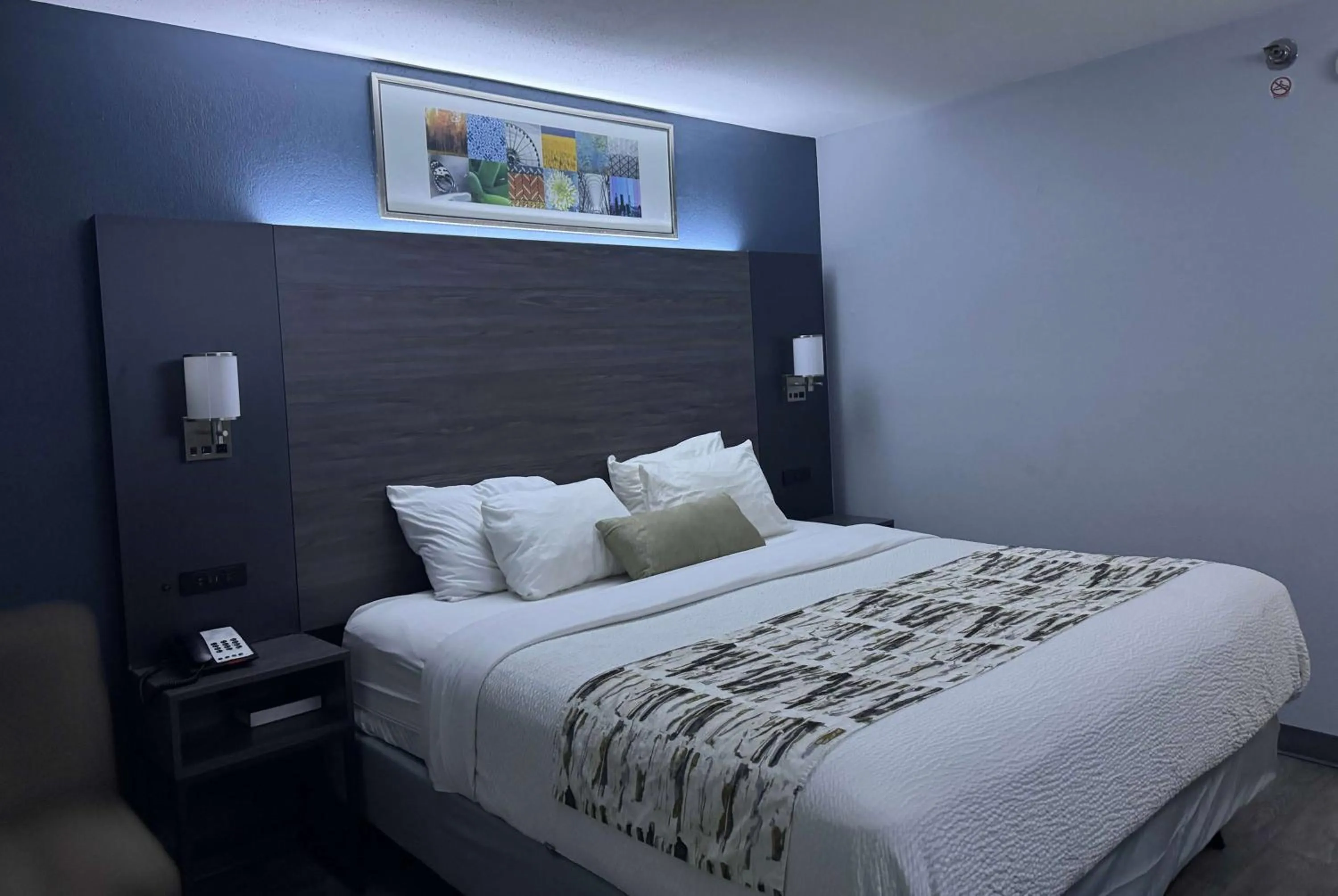 Photo of the whole room, Bed in Baymont by Wyndham Dayton North