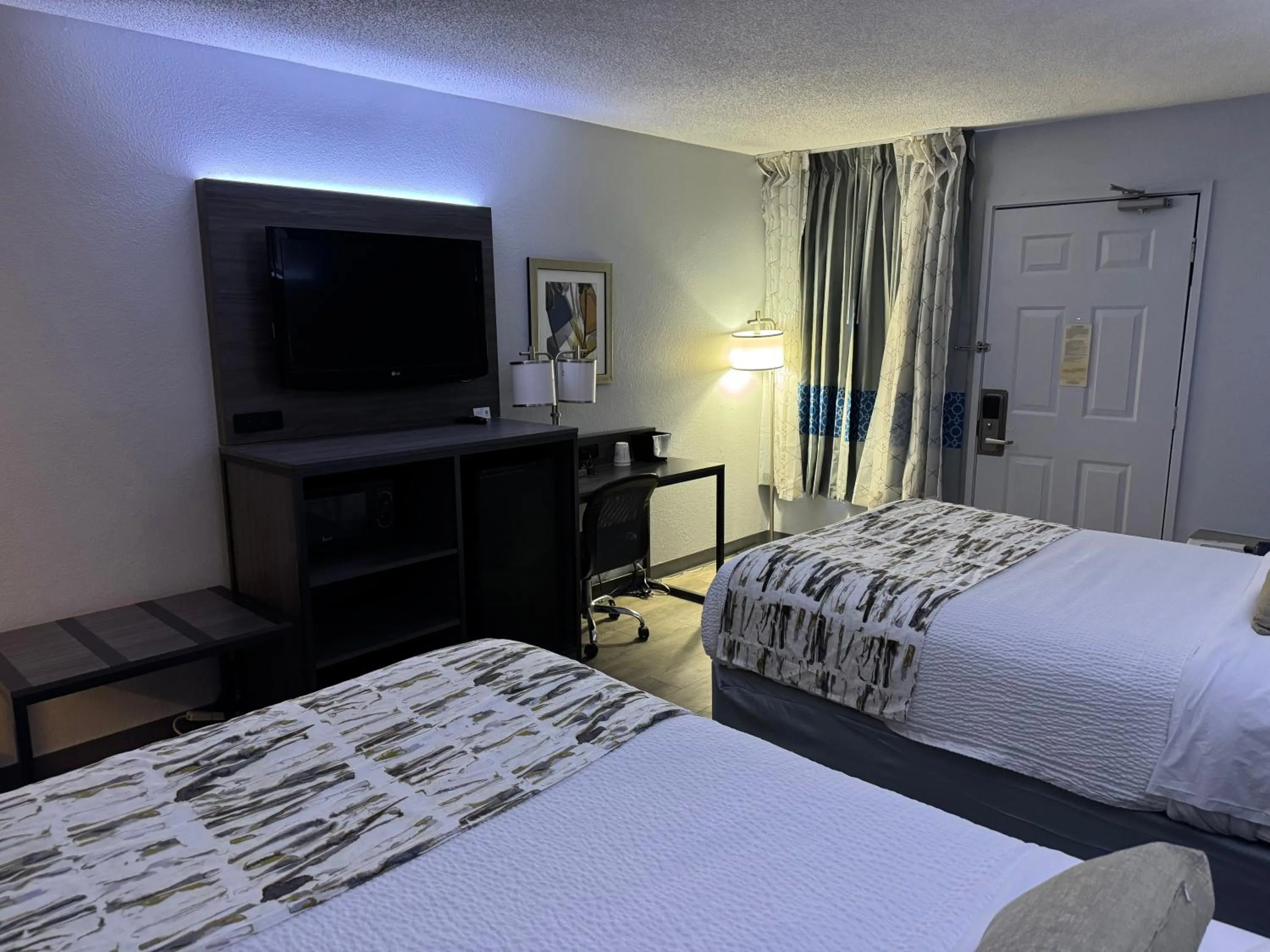 Communal lounge/ TV room, Bed in Baymont by Wyndham Dayton North