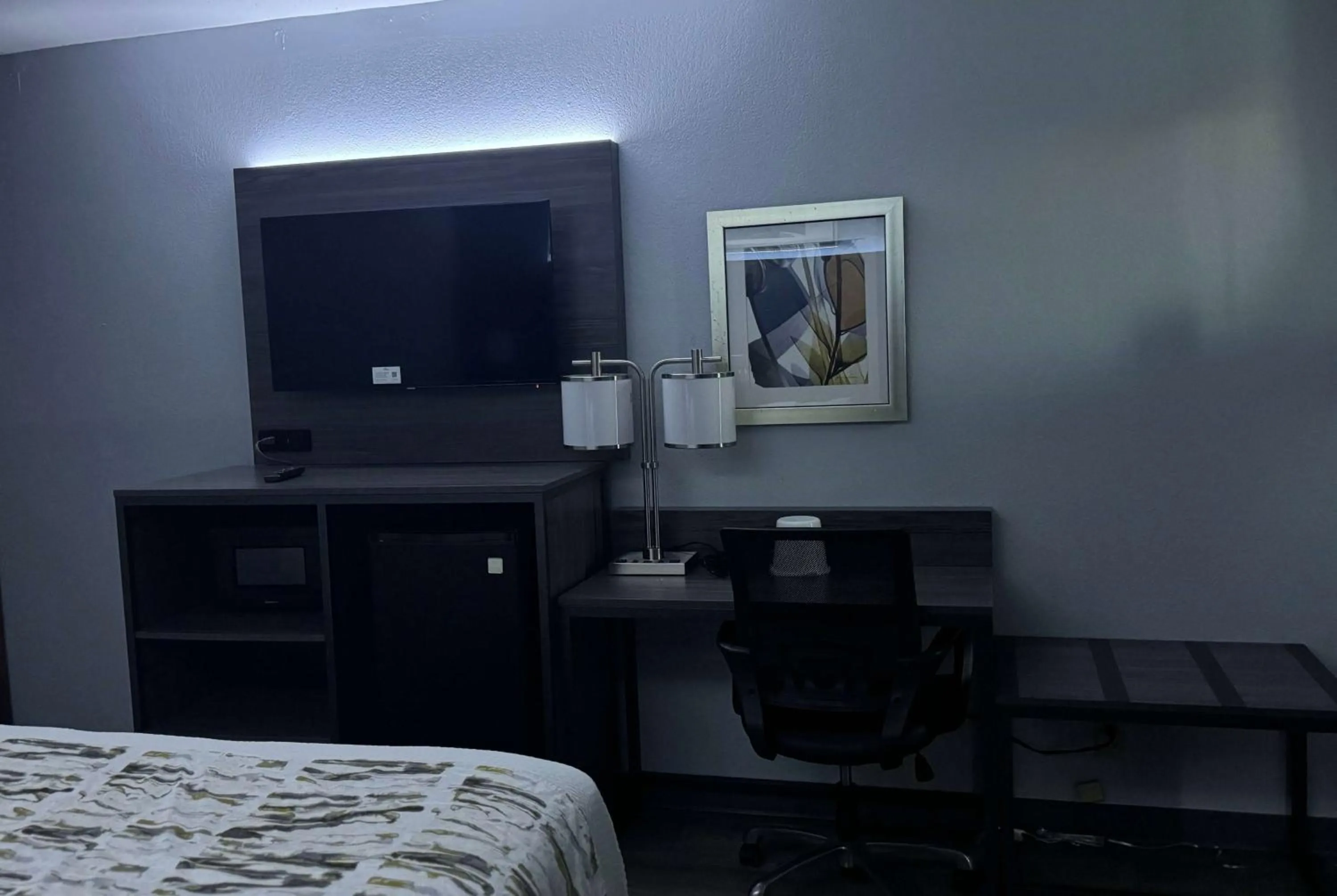 Photo of the whole room, Bed in Baymont by Wyndham Dayton North