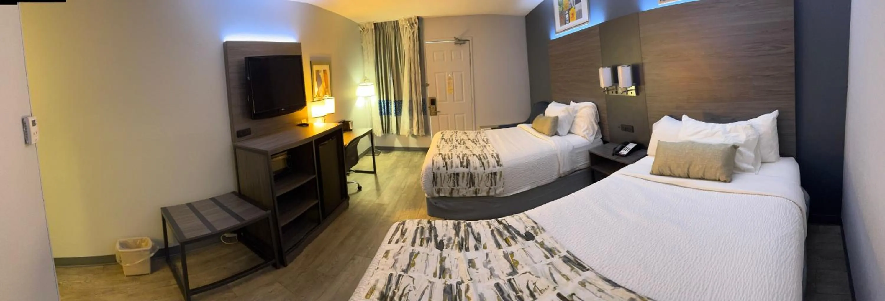 Photo of the whole room, Bed in Baymont by Wyndham Dayton North