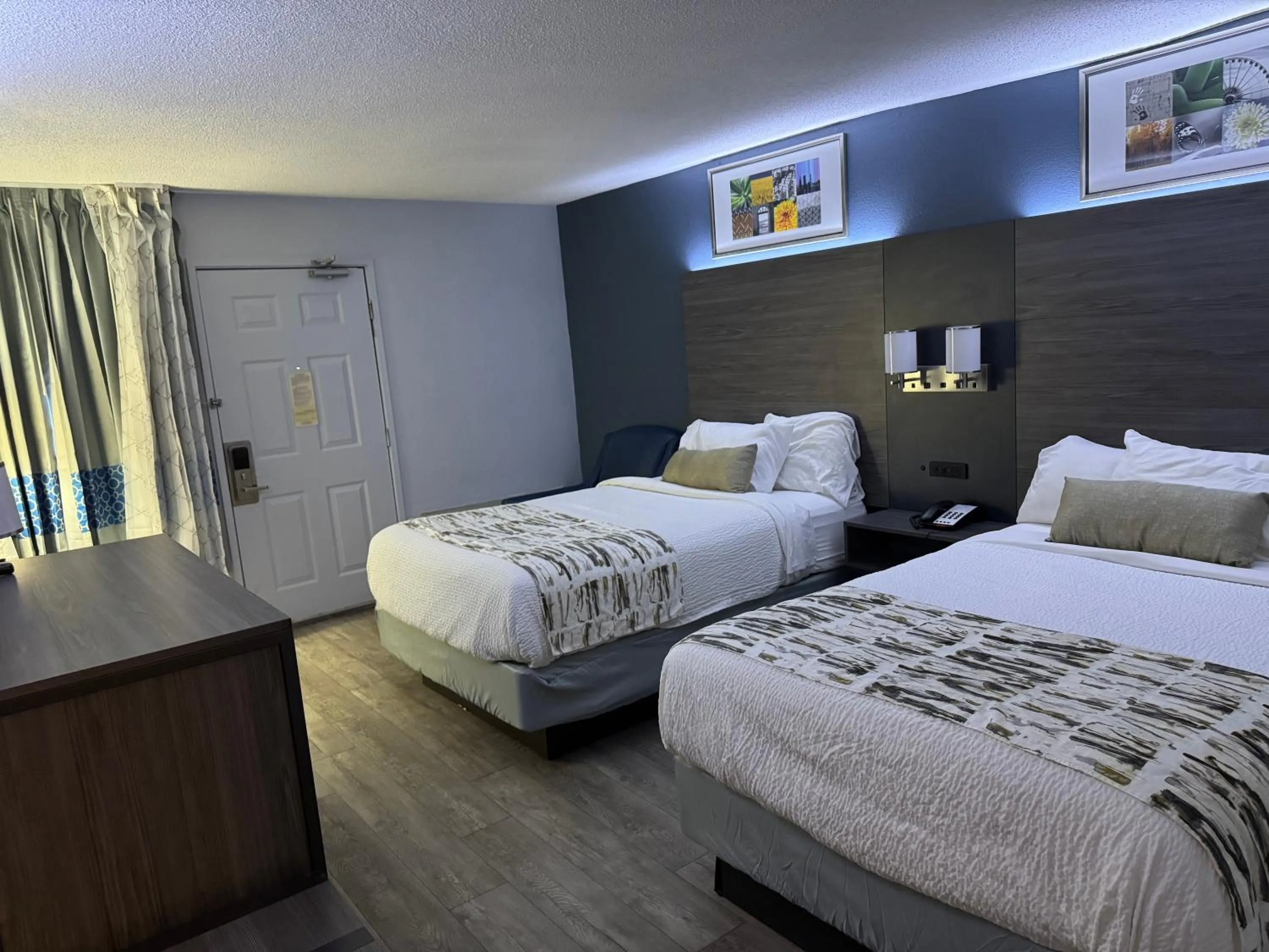 Photo of the whole room, Bed in Baymont by Wyndham Dayton North