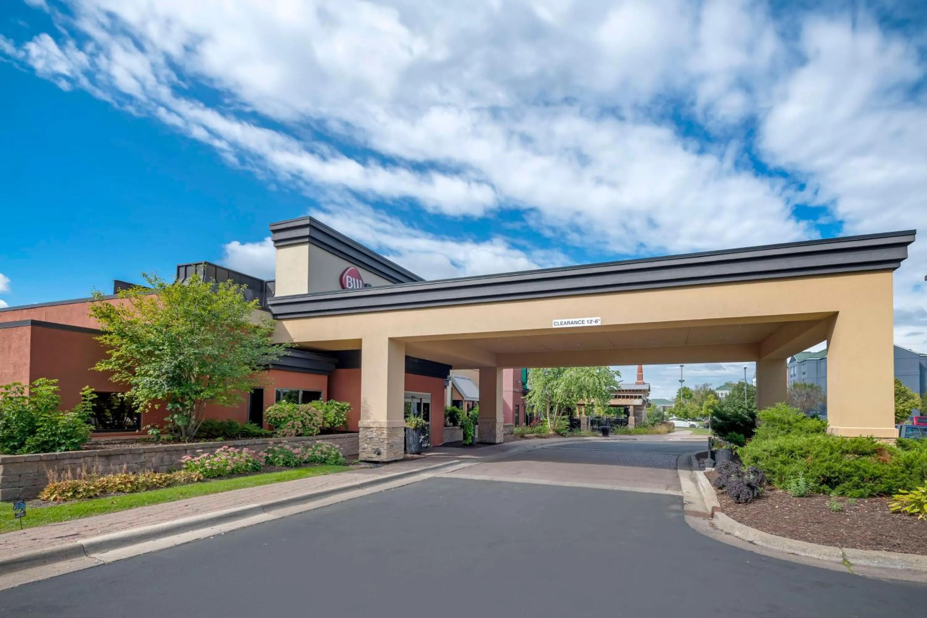 Property building in Best Western Plus St. Paul North/Shoreview