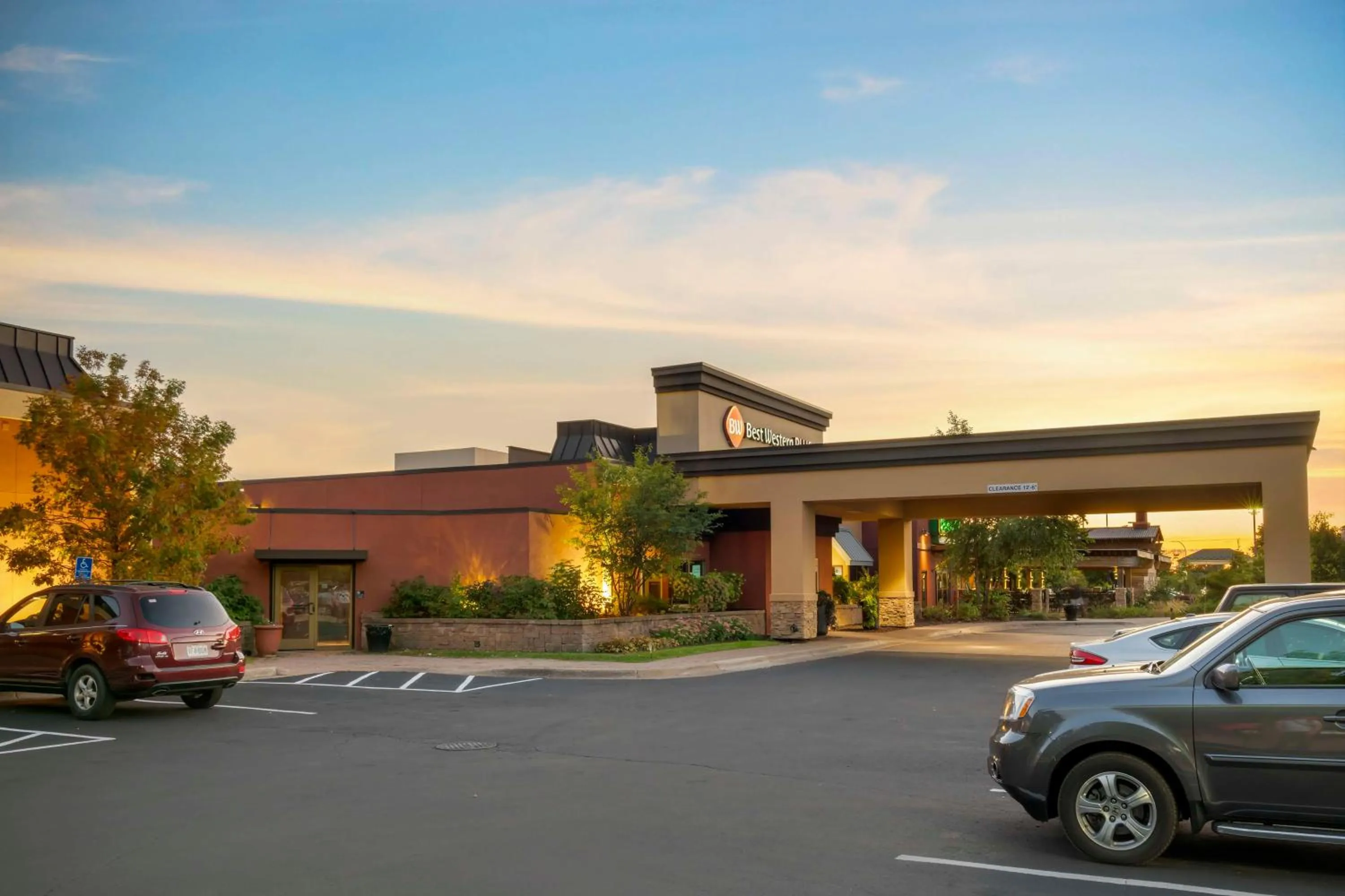 Property building in Best Western Plus St. Paul North/Shoreview