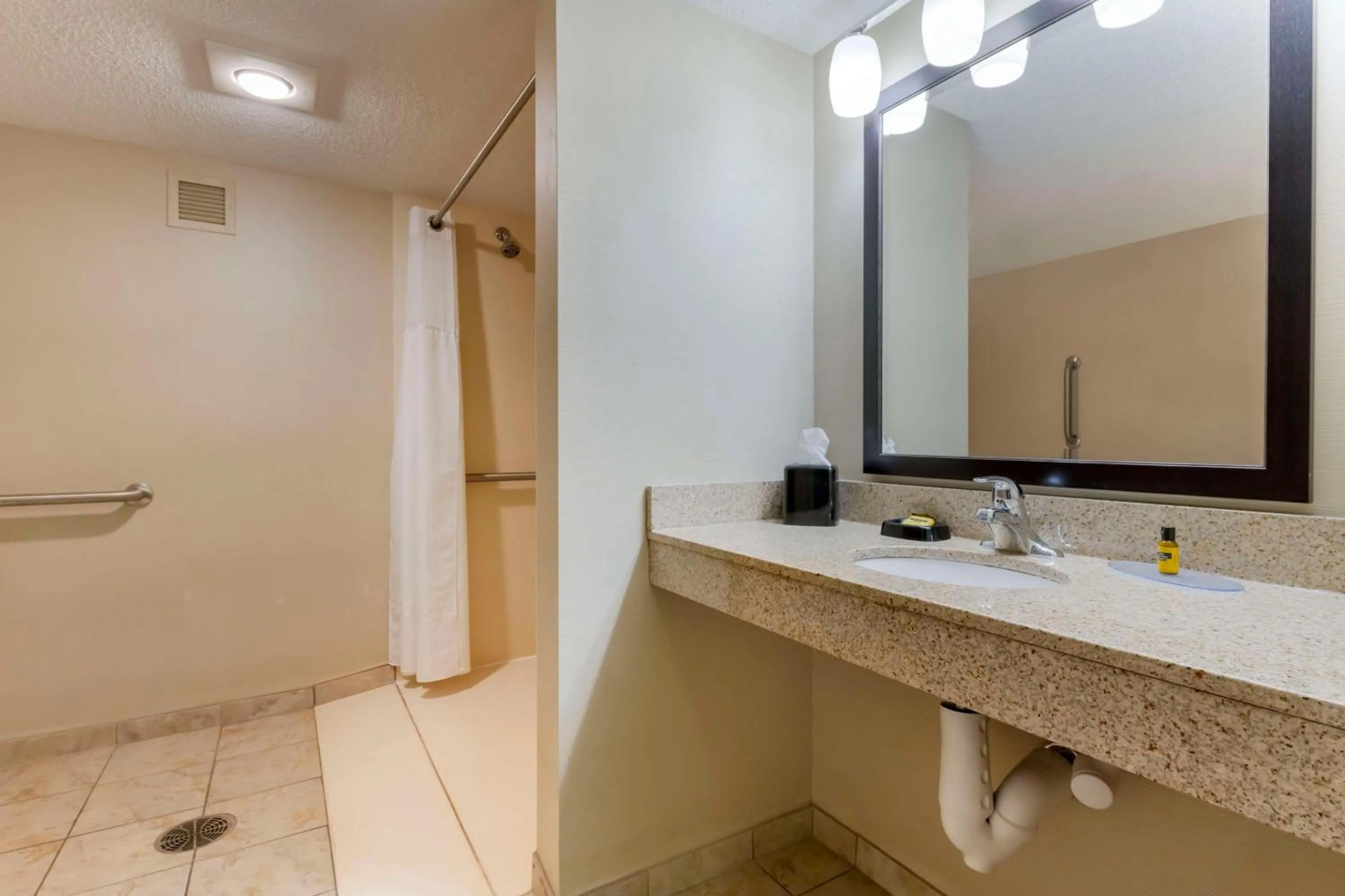 Bathroom in Best Western Plus St. Paul North/Shoreview