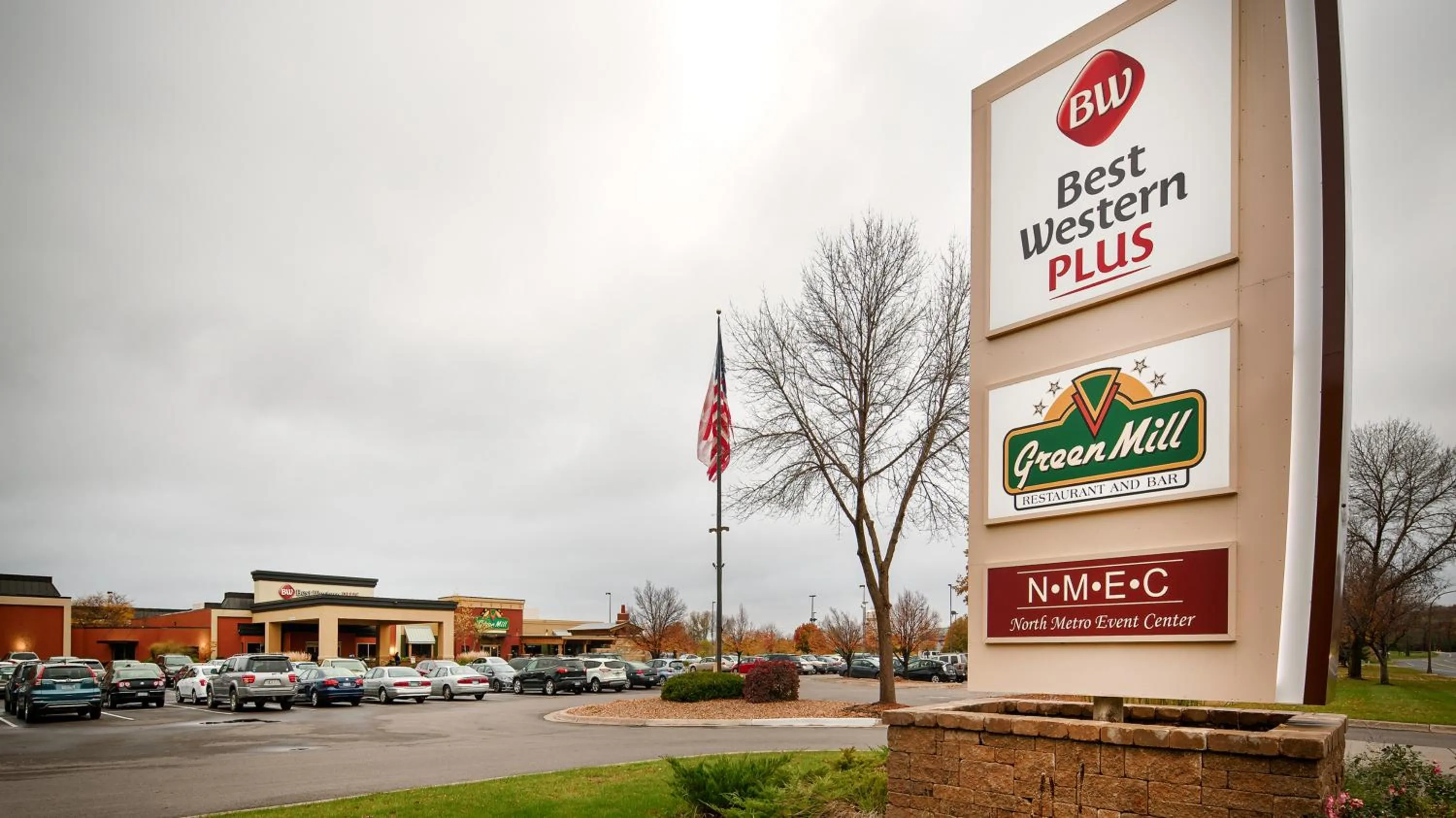 Property building in Best Western Plus St. Paul North/Shoreview