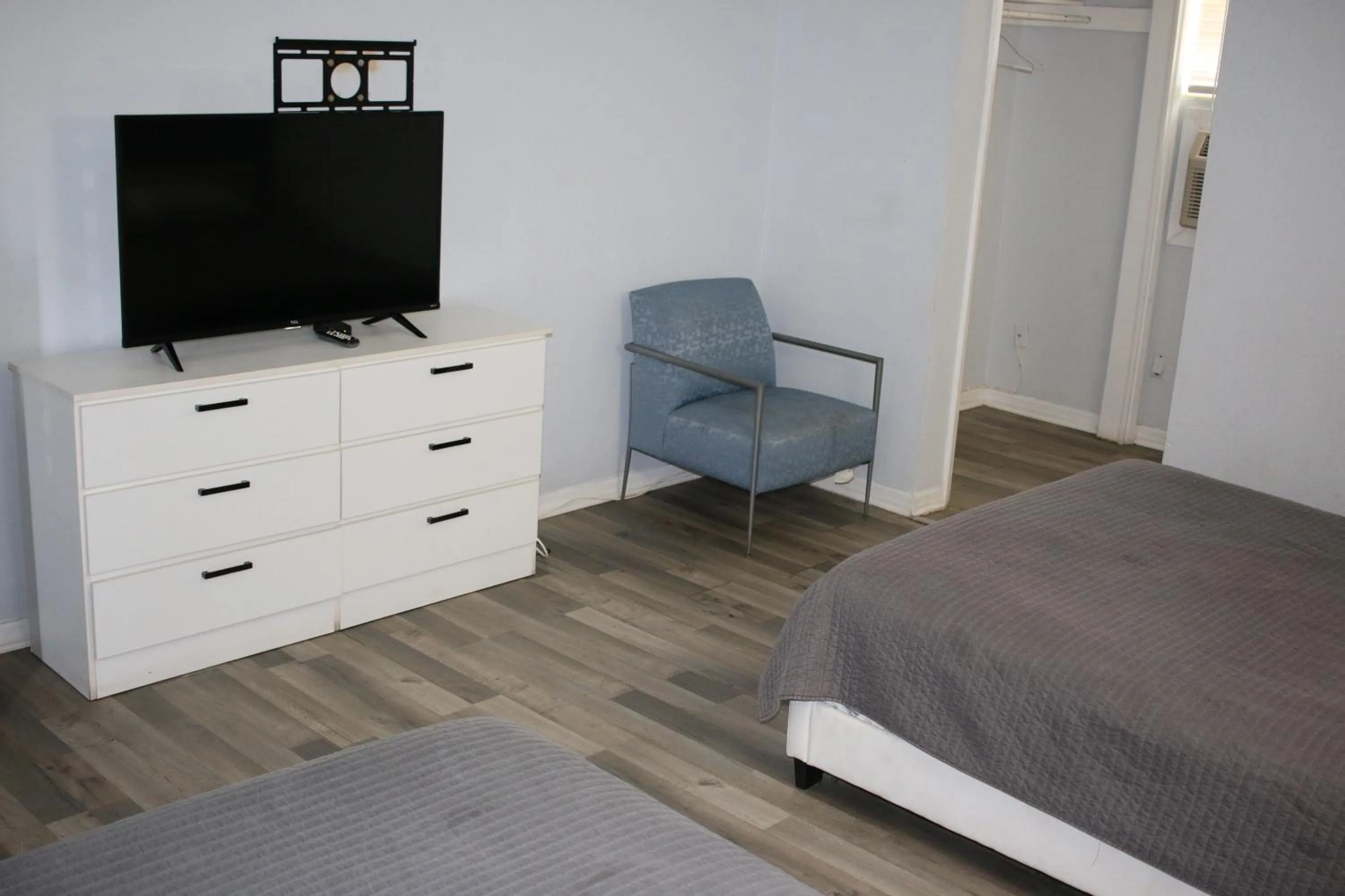 Bed in Travel Inn Fort Pierce