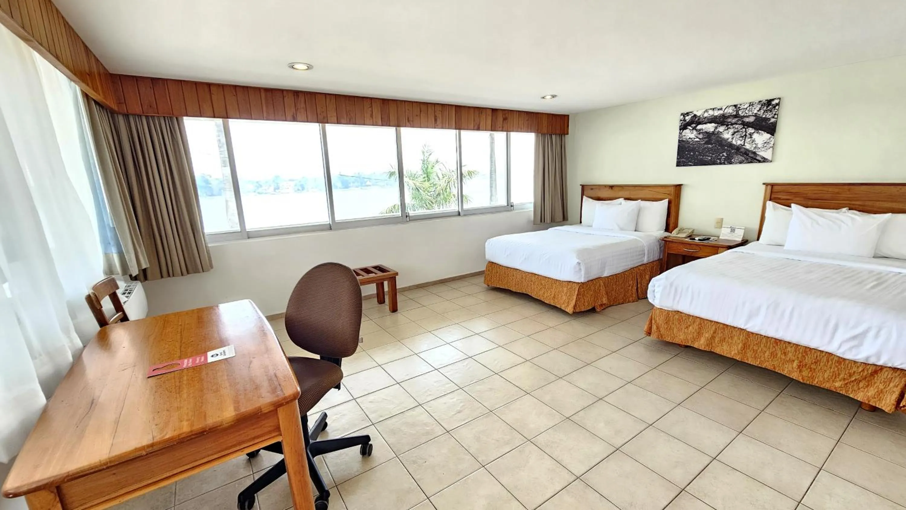 Photo of the whole room, Bed in Best Western Riviera Tuxpan