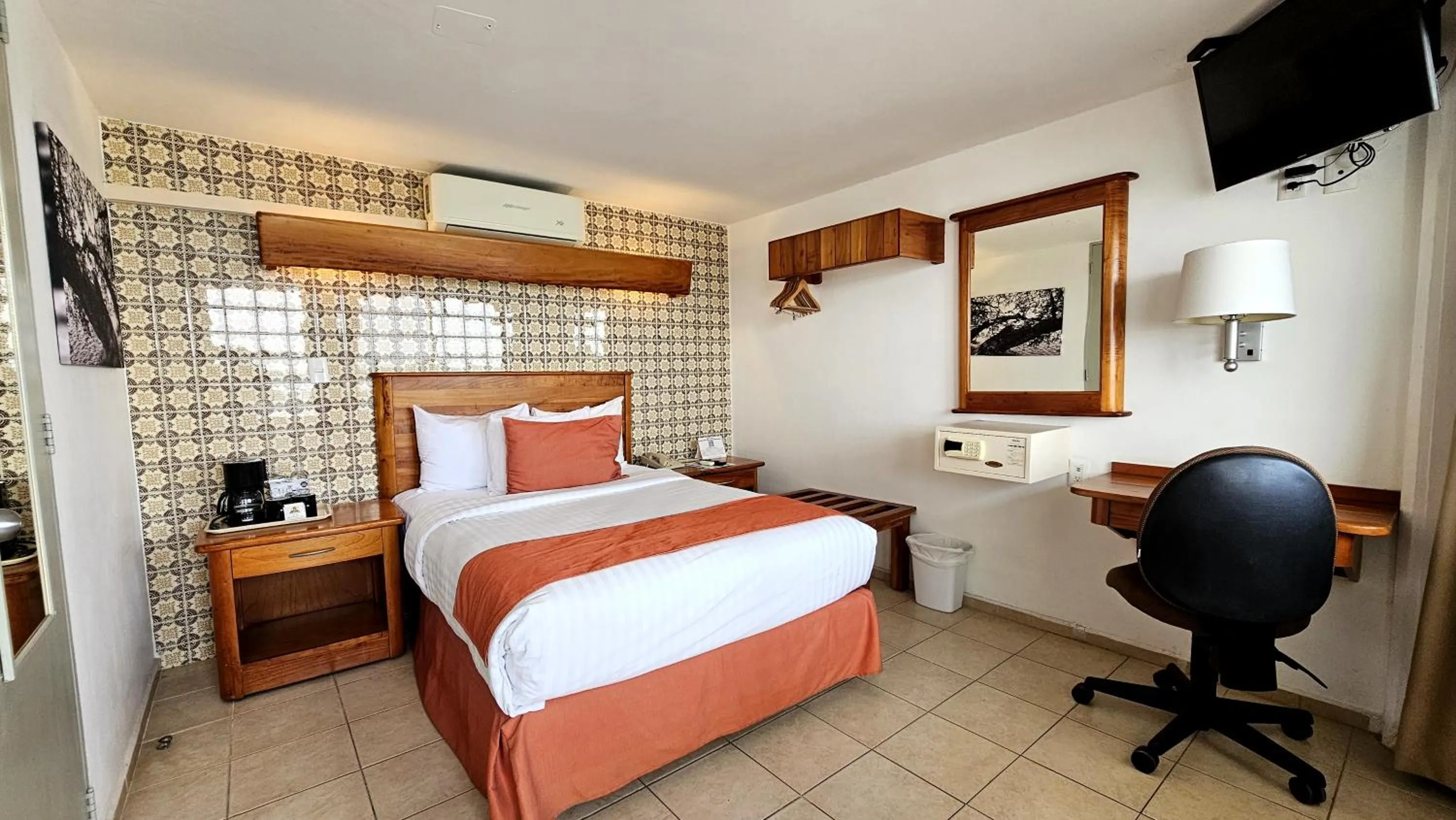 Photo of the whole room, Bed in Best Western Riviera Tuxpan